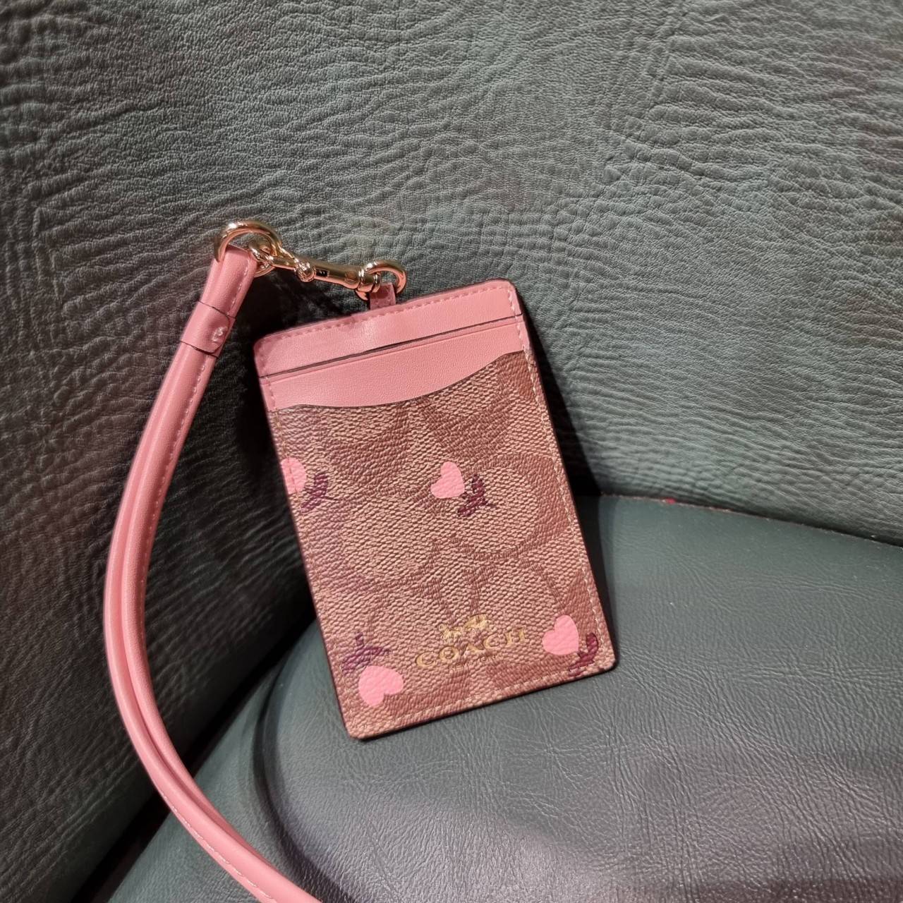 COACH C3305 ID LANYARD IN COLORBLOCK SIGNATURE CANVAS ง่ายๆแบบไม่ธรรมดา!! คลาสสิคแต่มีดีเทลโดดเด่น!! กระเป๋าถนอมบัตร พร้อมสายคล้องคอ ดีไซน์ลวดลายสวย ดูดีทุกแบบ ใช้งานง่าย พกพาสะดวก จะใส่บัตรพนักงาน บัตรเครดิต บัตรปชช. ใบขับขี่ และบัตรอื่นๆที่อยากจะใส่!! ต