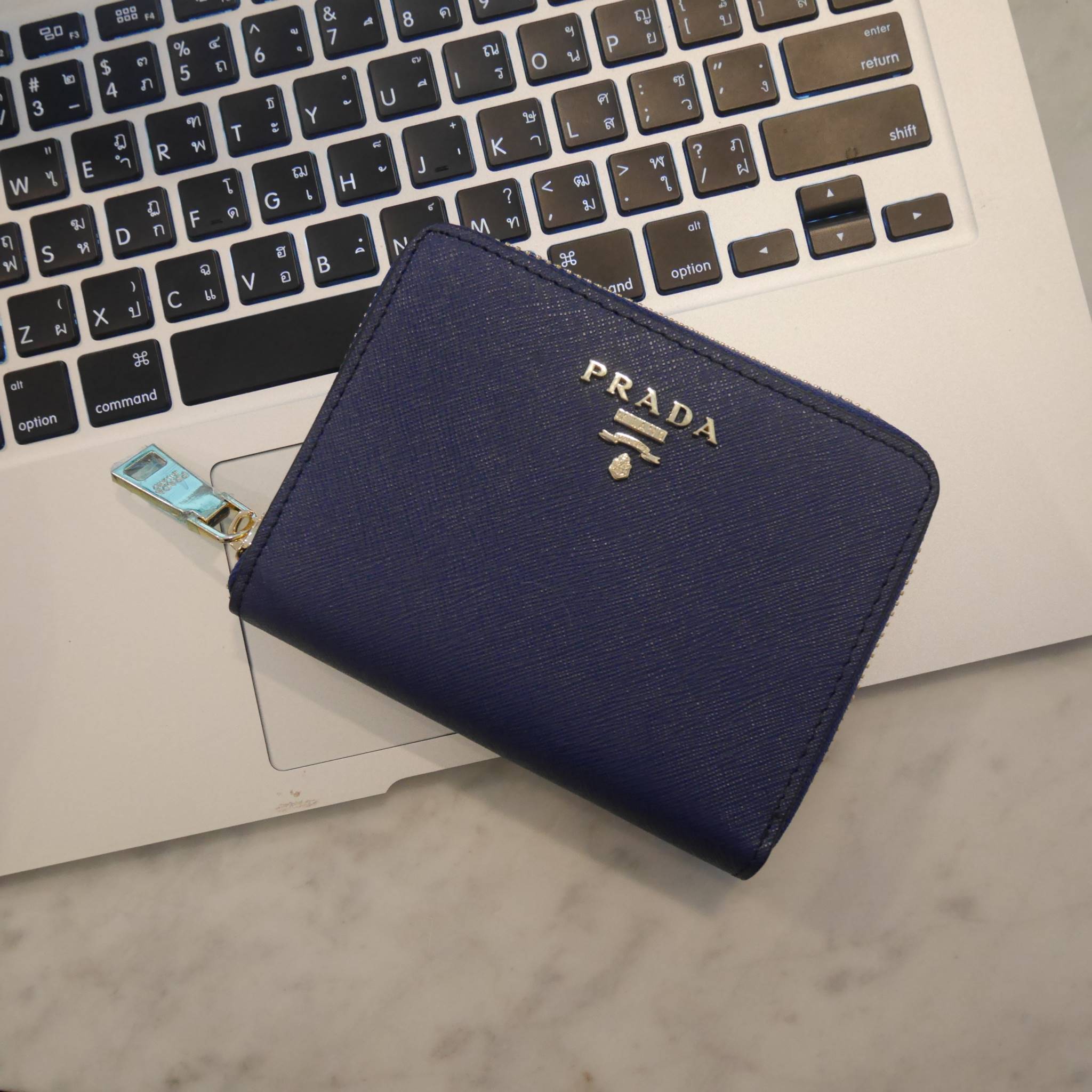 New Color•• รุ่นที่รอคอยสำหรับสาวๆที่ชอบ กปต.สั้น ก็มาแล้วค้า กับ Prada Short Saffiano wallet กระเป๋าสตางค์สั้น ขนาดกะทัดรัด เปิดปิดด้วยซิป อะไหล่ทอง ปั้มแบรนด์ ทั้งใบ **จุดเด่น มีช่องใส่รูปถ่าย ใส่บัตรได้หลายช่อง ด้านในมีช่องซิปแยกอีก1ช่องค้า อีกหนึ่งไอเ