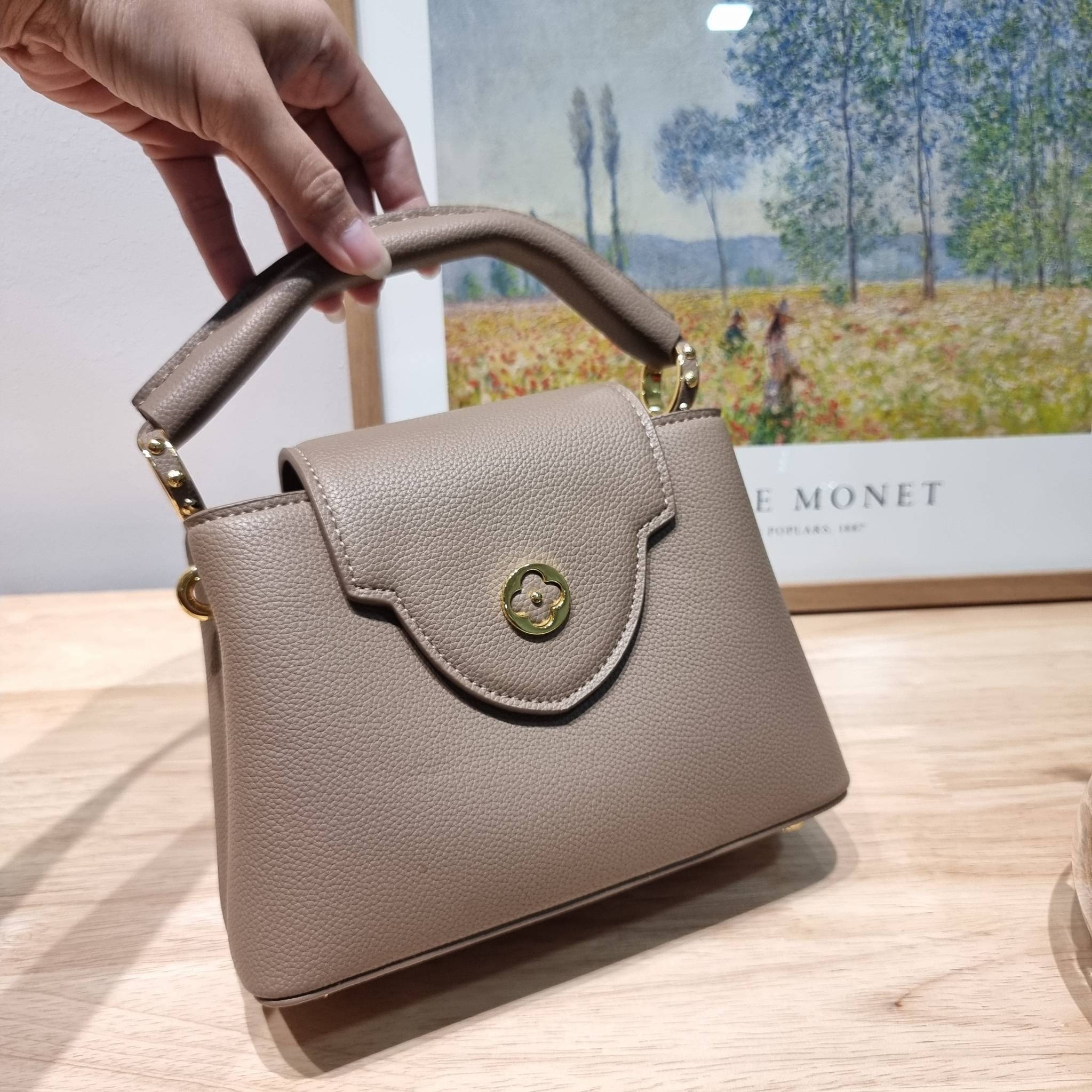 LV capucines mini top handle ที่สุดของความสวยในราคาเบาๆ กระเป๋าถือสุดหรู ดีไซน์ทรงคลาสสิค ที่รอบนี้มาในไซส์มินิ ดีงามม้ากกกก!! มาพร้อมหูจับในตัว ด้วยรูปทรงวินเทจและวัสดุหนังลูกวัว ขับผิว ทำให้ไอเท็มนี้สะกดทุกสายตาจริงๆ