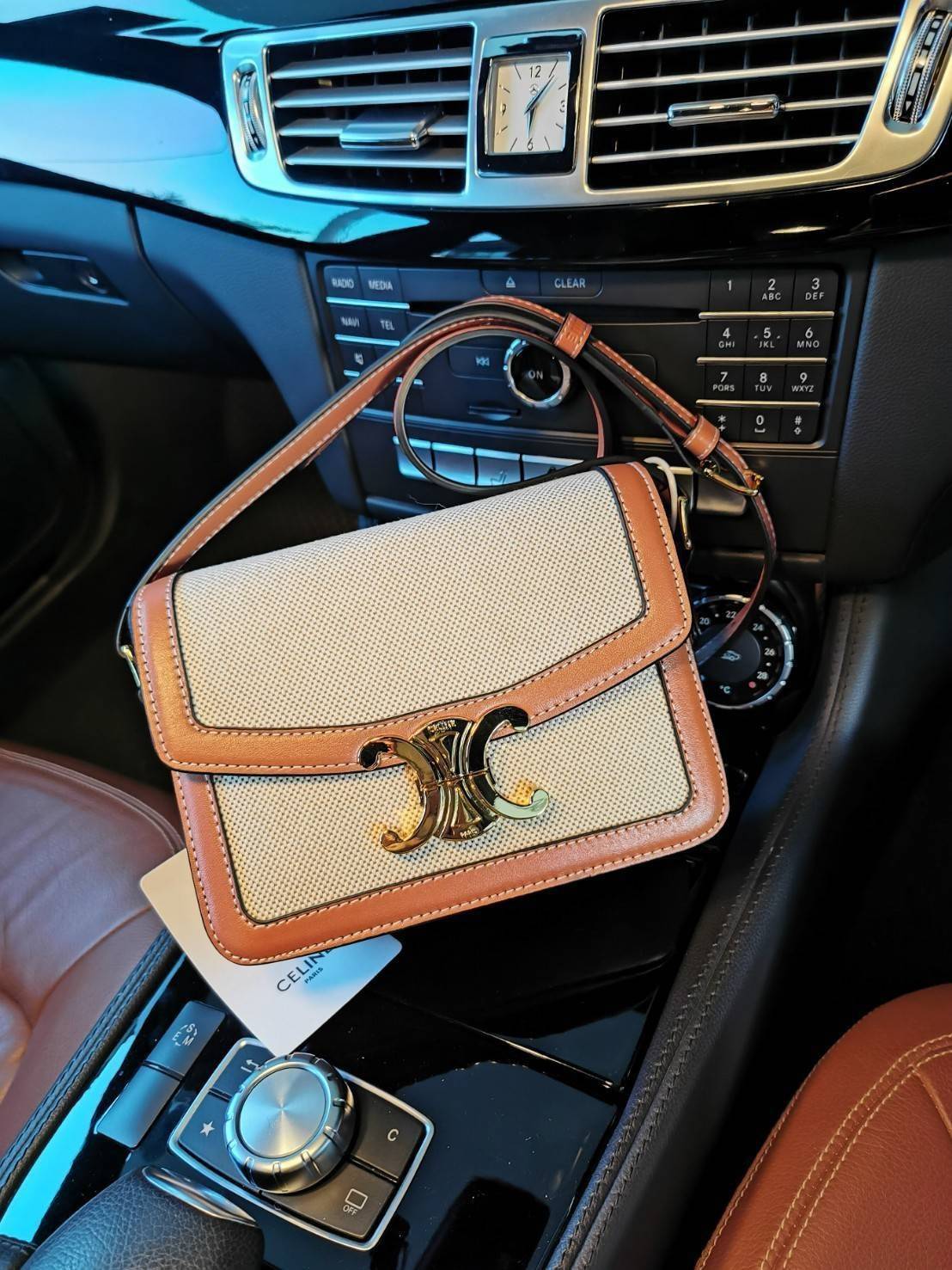 CELINE TRIOMPHE CROSSBODY BAG VIP GIFT WITH PURCHASE-GWP พรีเมี่ยมกิ๊ฟ Limited Edition จาก CELINE PERFUME DUTY FREE COUNTER วัสดุ TRIOMPHE CANVAS & LEATHER ทรงเหลี่ยมหนังสวยหรูอยู่ทรงเปิดปิดด้วยฝาปิดโลโก้แบรนด์อะไหล่ทอง