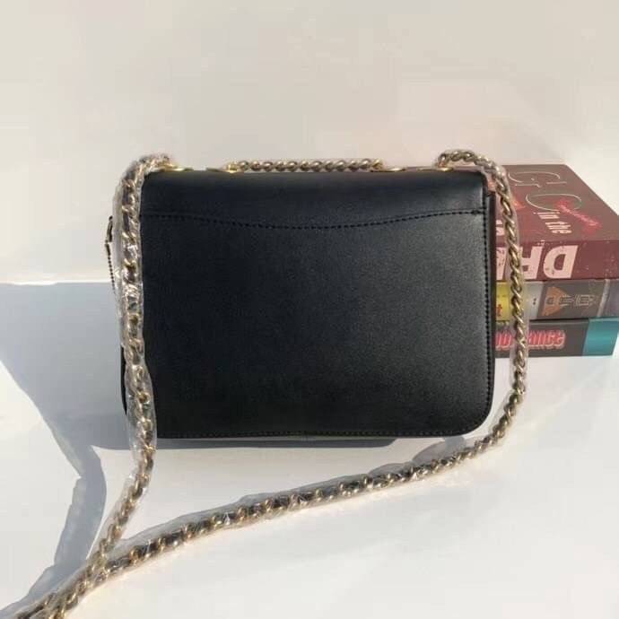 Coach Madison Shoulder bag leather กระเป๋าสะพายครอสบอดี้//สะพายข้าง//หรือสามารถทบสายคล้องไหล่ได้ค่ะ หนังแท้สวยงามากๆค่ะ 📌เป็นอีกรุ่นที่น่ารัก น่าใช้มากๆ แมทได้กับทุกชุด ใช้ได้กับทุกๆวัน ได้ไปไม่ผิดหวังแน่นอน สินค้าพร้อมส่ง ห้ามพลาดจร้า!