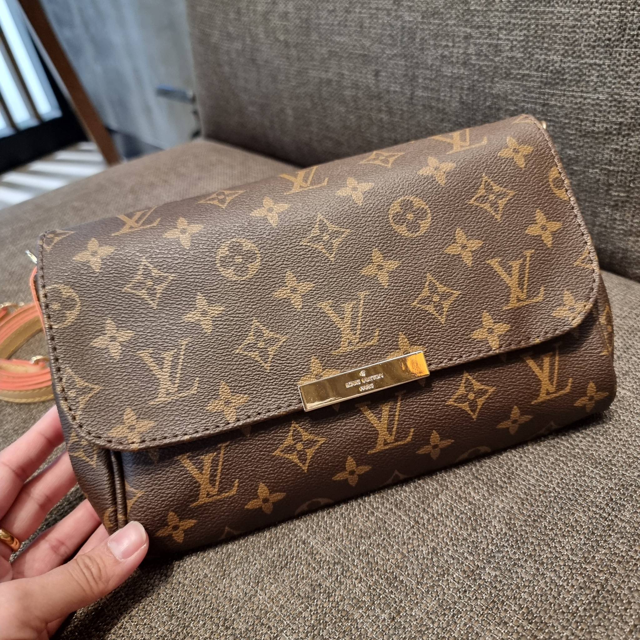 LV CROSSBODY CHAIN BAG rare item!! วัสดุหนังแคนวาส คมชัด หรู เปิด-ปิดกระเป๋าด้วยแถบแม่เหล็ก ภายในเป็นช่องโล่ง ใส่ของใช้สำคัญได้สบายๆ มือถือ พาวเวอร์แบงค์ เครื่องสำอางค์ ของจุกจิกได้หมดจ้า มาพร้อมสายสะพายโซ่ และสายสะพาย crossbody ถอดออกได้ พร้อมเสิร์ฟความส