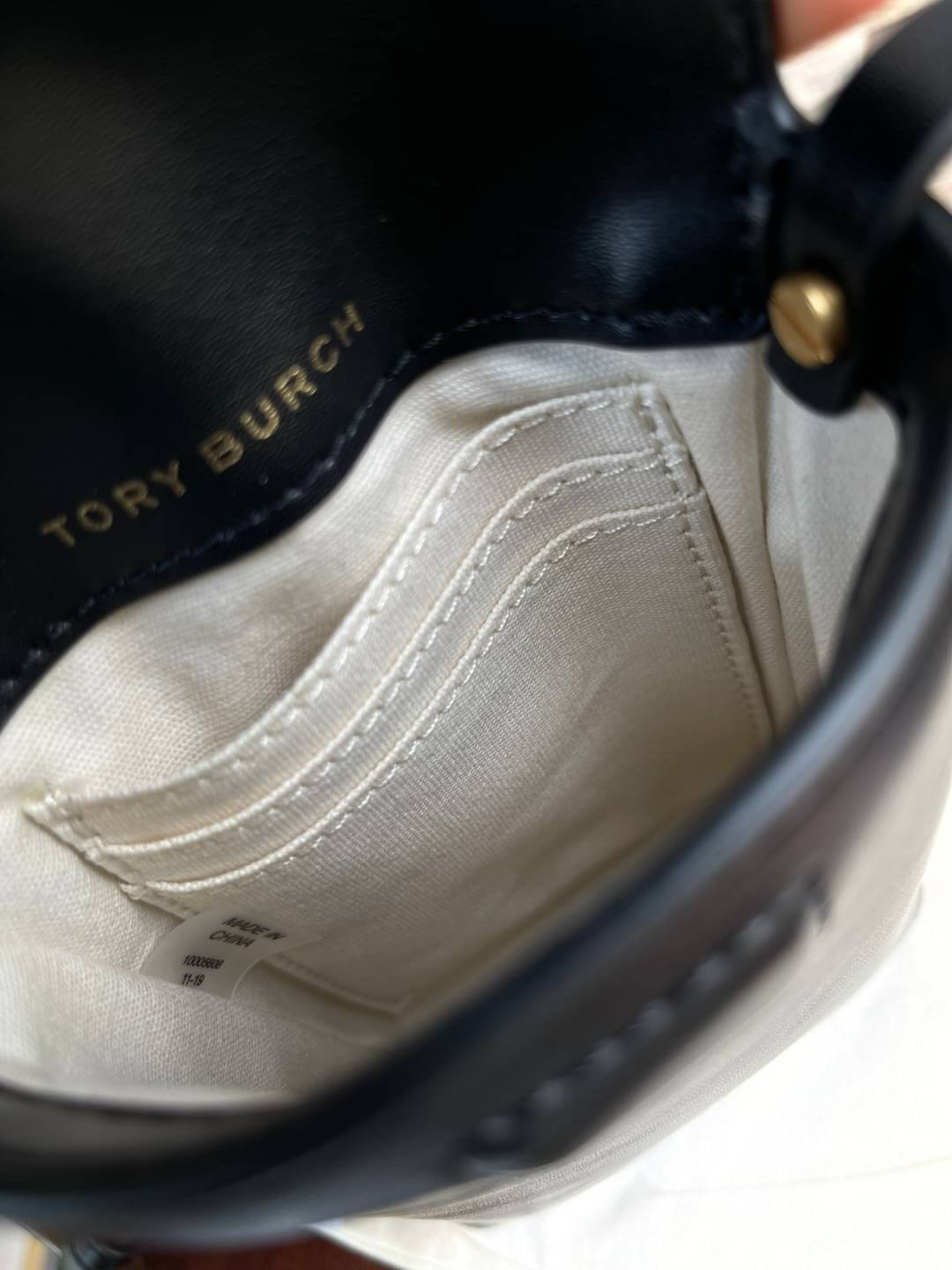 TORY BURCH MILLER METAL PHONE CROSSBODY อีกหนึ่งกระเป๋าใส่มือถือรุ่นฮิตที่เชื่อว่าหลาย ๆ คนต้องเคยเห็นผ่าน ๆ ตามาอย่างแน่นอน กับแบรนด์ Tory Burch ดีไซน์กระเป๋าทรงฝาพับแม่เหล็กใช้งานง่าย มาพร้อมดีเทล Logo สีเดียวกับเฉดสีของกระเป๋า แต่ยังมีความน่ารักด้วยทรง