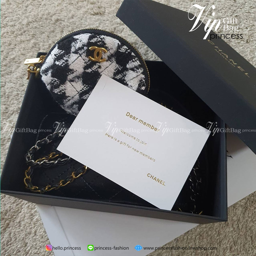 CHANEL VIP GIFT WOC BAG งาน CHANEL VIP GIFT ของแท้ 100% จากเคาเตอร์แบรนด์ CHANEL ทรงแนวตั้ฝน่ารัก ขนาดกำลังดี วัสดุหนังเรียบพิมพ์ลายยับ เปิดปิดด้วยตัวล้อคปั้มแบรนด์ อะไหล่ทอง ลายวินเทจ ด้านในใส่โทรศัพท์ได้ถึง NOTE10+ มาพร้อมสายโซ่สลับหนังเอกลักษณ์โซ่สองสี