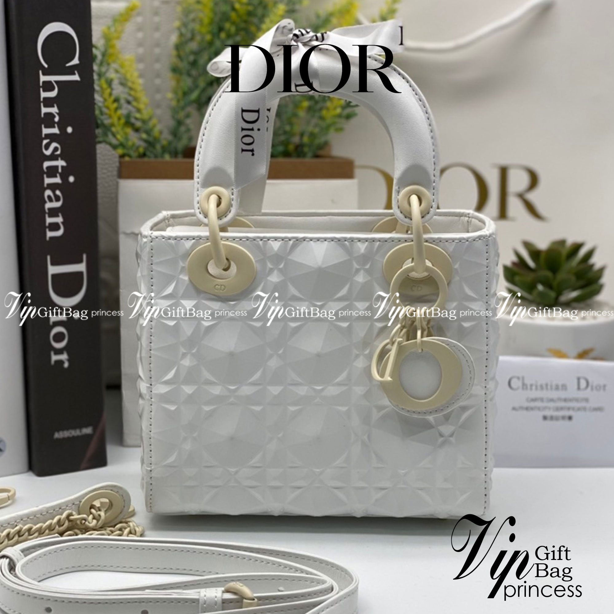 หนังแท้ DIOR LADY BAG 17cm ไซส์เล็กขนาดกำลังน่ารักเลยค่ะ งานออริหนังแท้ทั้งใบปั้มลายรุ่นใหม่ล่าสุด ความสง่างามอีกหนึ่งรุ่นของ Dior รูปทรงสีเหลียม ขนาดกระทัดรัด ตั้งอยู่ทรง ฐานกระเป๋าแข็งแรง มีหมุดรองฐาน ดีไซน์ที่มีเอกลักษณ์เฉพาะตัว ด้านหน้าตกแต่งด้วยตัวอั