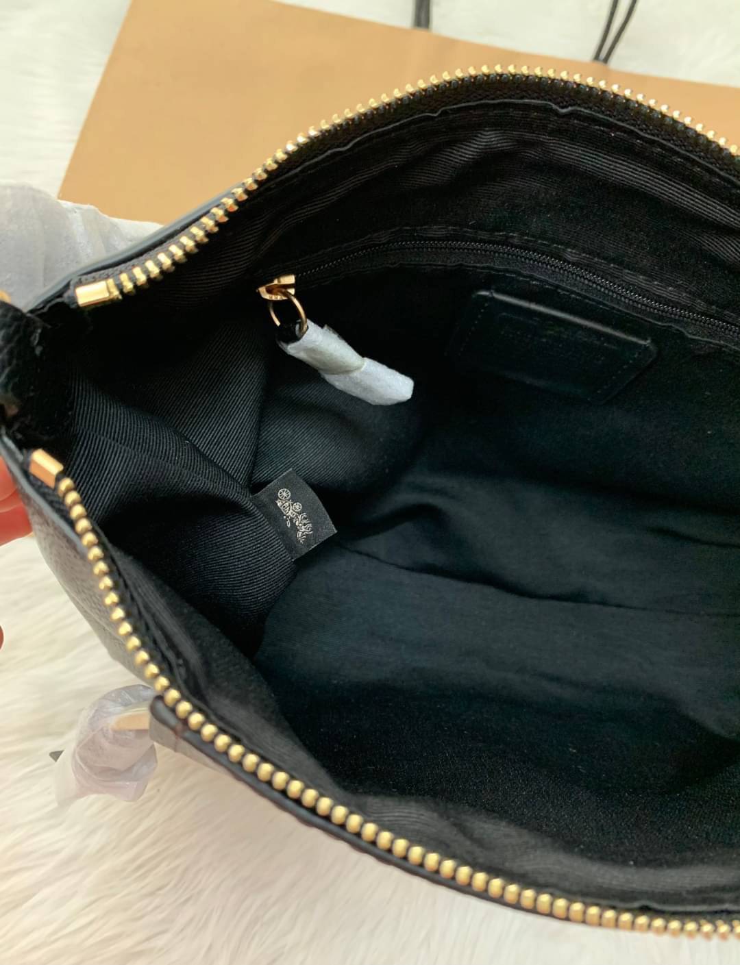 COACH SMALL MARLON SHOULDER BAG ((1600//1597)) 🌈พร้อมส่งที่ไทยอีกครั้ง ตามคำเรียกร้อง ห้ามพลาด! กระเป๋าหิ้ว//คล้องไหล่//สะพายข้างได้ หนังแท้ ทรงสวยมากค่ะ ด้านหน้ามีช่องซิปซ่อนแบบหนังห้อยให้2ช่อง ใส่ของจุกจิกค่ะ เปิดปิดกระเป๋าแบบซิป ภายในกว้างใส่ขอ