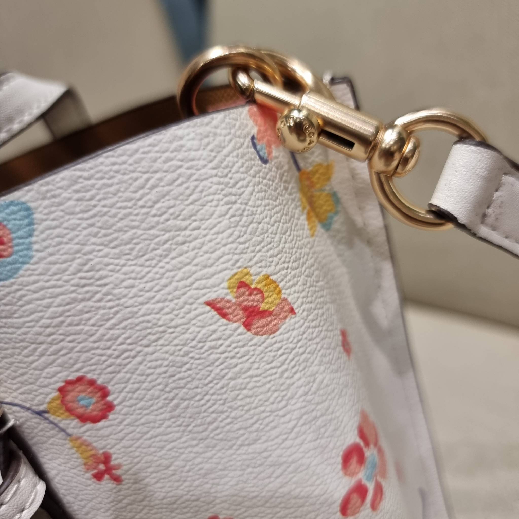 COACH C8612 MOLLIE TOTE 25 IN SIGNATURE CANVAS WITH MYSTICAL FLORAL PRINT คอลใหม่ล่าสุด ยังไม่เข้า shop ไทย สวยๆแบบไม่ต้องรอพรีฯให้ยาวนาน กับกระเป๋าโท้ทไซส์เล็กที่สาวๆต่างก็ต้องปักใจรัก สวยสมใจ ดีไซน์ลวดลายดอกไม้ คละเคล้าเต็มใบ ดูละมุน สดใส น่าใช้สุดๆ วัส
