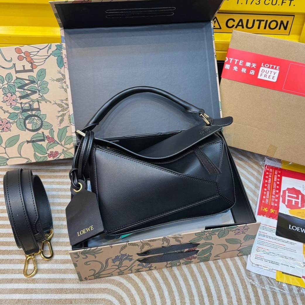 Loewe Puzzle bag กระเป๋าสะพายข้างทรงกล่อง สุดยอดแบรนด์ที่ดีไซน์เป็นเอกลักษณ์ โดดเด่น สวยหรู สไตล์พัซเซิลคลาสสิค