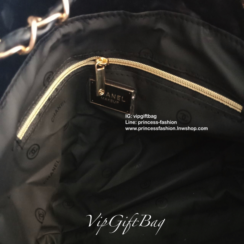 Chanel Tote & Shopping Bag กระเป๋าสะพายทรง Shopping Bag พรีเมี่ยมกิ้ฟ Limited Edition ของแท้ 100% นำเข้าจาก Chanel Perfume Counter ใบใหญ่วัสดุหนัง PU ประดับโลโก้ CC สุดคลาสสิค ซับใน Polyester 100% เปิดปิดด้วยกระดุมแม่เหล็ก จุสุดๆ สามารถใส่เอกสารA4หนังสือ 