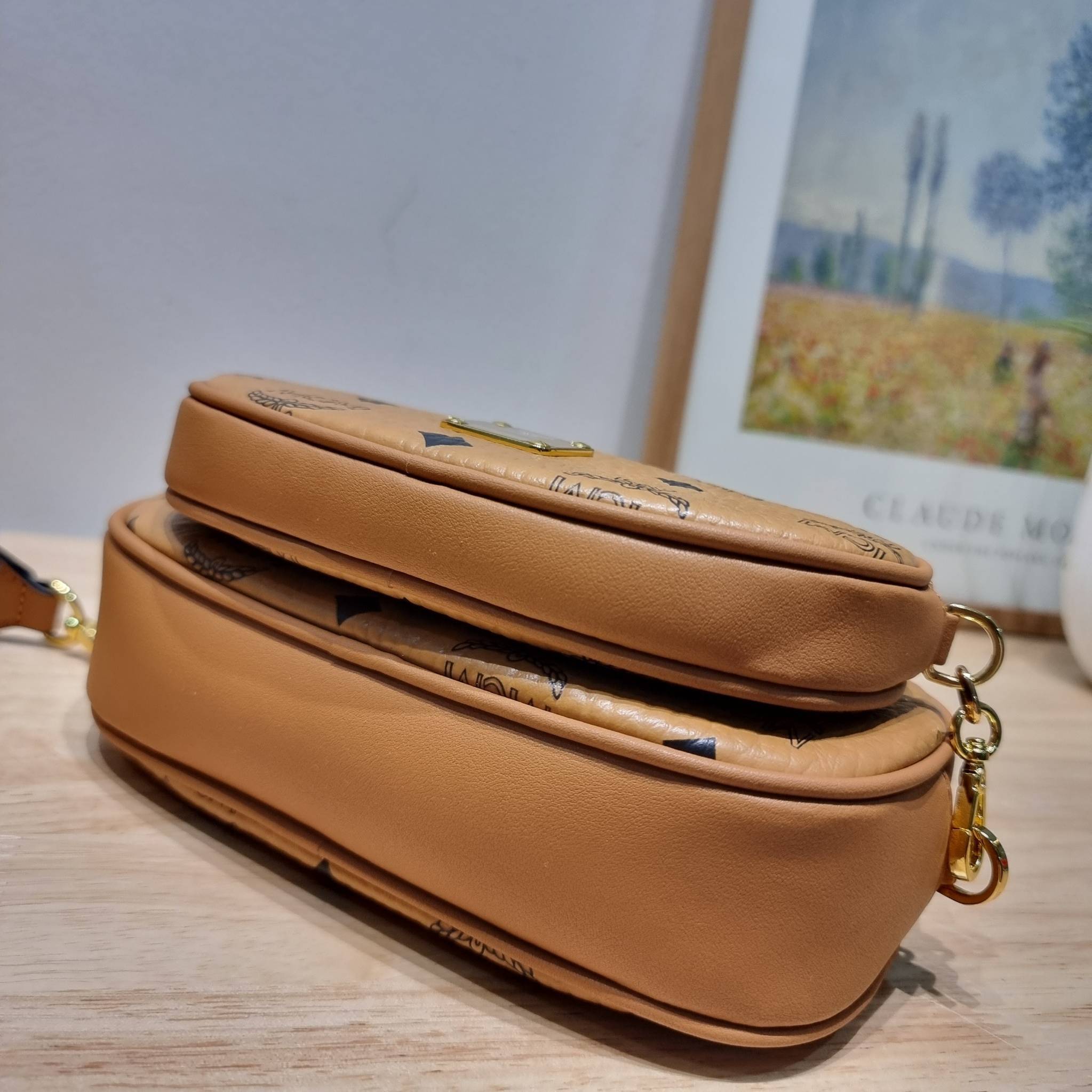ORI | M.C.M ESSENTIAL MULTI POCHETTE BAG IN VISETOS กระเป๋าสะพายมัลติฟังก์ชั่น ดีไซน์กระเป๋าทรง pouch 3 ชิ้นสุดคุ้ม สามารถประกอบเข้าด้วย หรือแยกชิ้นใช้งานได้หมด ครบครันตอบโจทย์ทุกลุค