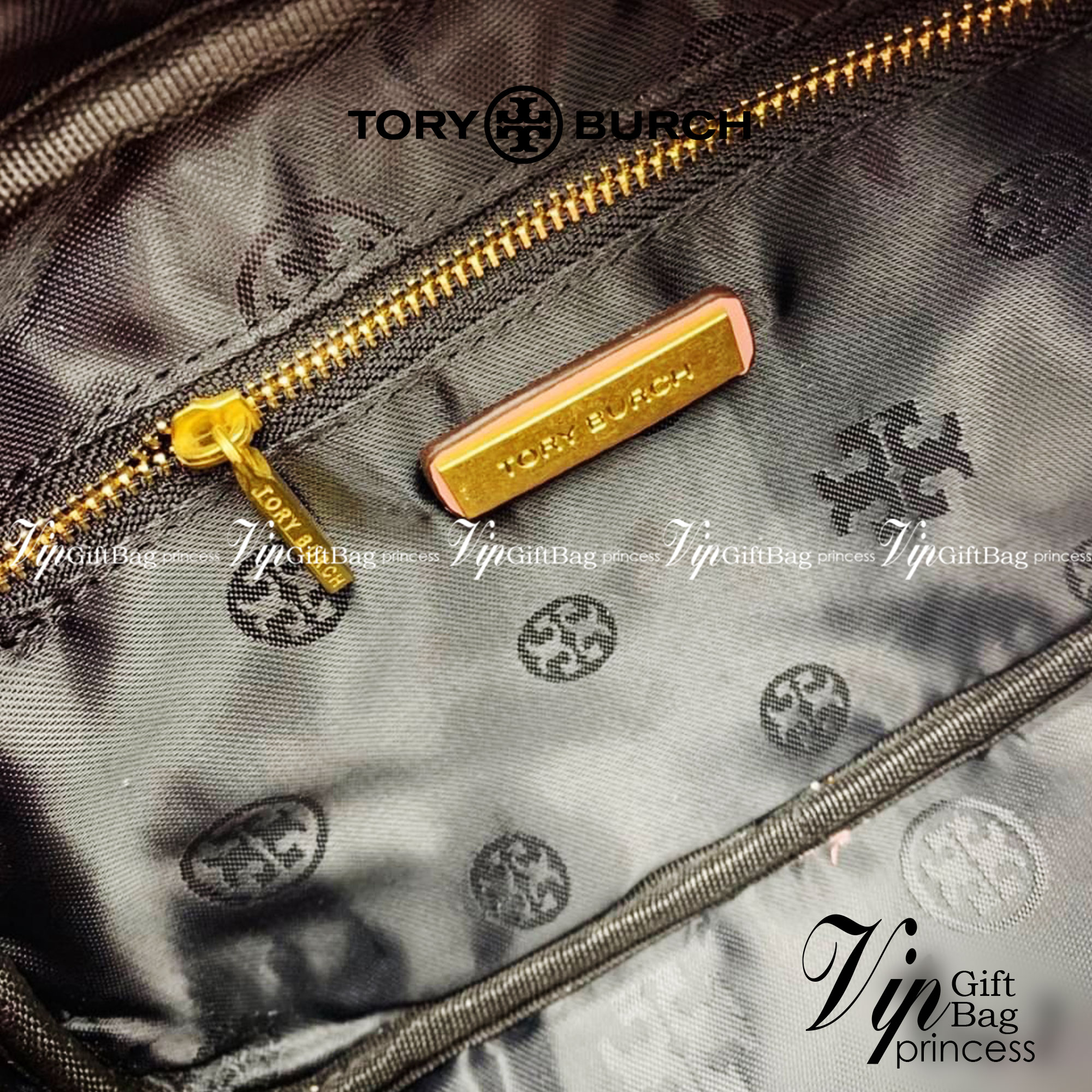 Tory Burch Kira Chevron Small Camera Bag กระเป๋าสะพายทรงกล่อง ซิปบน อะไหล่ทอง สายสะพายยาวแบบครอสบอดี้ งานสวยปั๊มทุกจุดเป๊ะทุกมุม เปิด - ปิดกระเป๋าด้วยซิป ด้านในโล่ง มีช่องซิป 1 ช่อง มาพร้อมสายสะพายยาว ปรับระดับได้ค่ะ