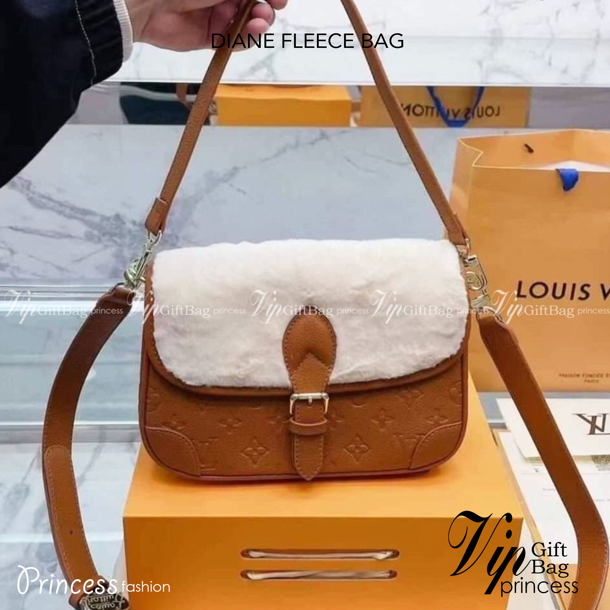 LV DIANE FLEECE BAG ใหม่กับรุ่นที่ทำมาจำนวนจำกัด ดีไซน์ต้อนรับอากาศเย็นๆช่วงส่งท้ายปี กับกระเป๋าสะพายทรงสวย ดีไซน์คลาสสิคซ่อนความหรู ด้วยการตกแต่งขนฟูนุ่ม วัสดุหนังแคนวาสตัดสลับหนังแท้