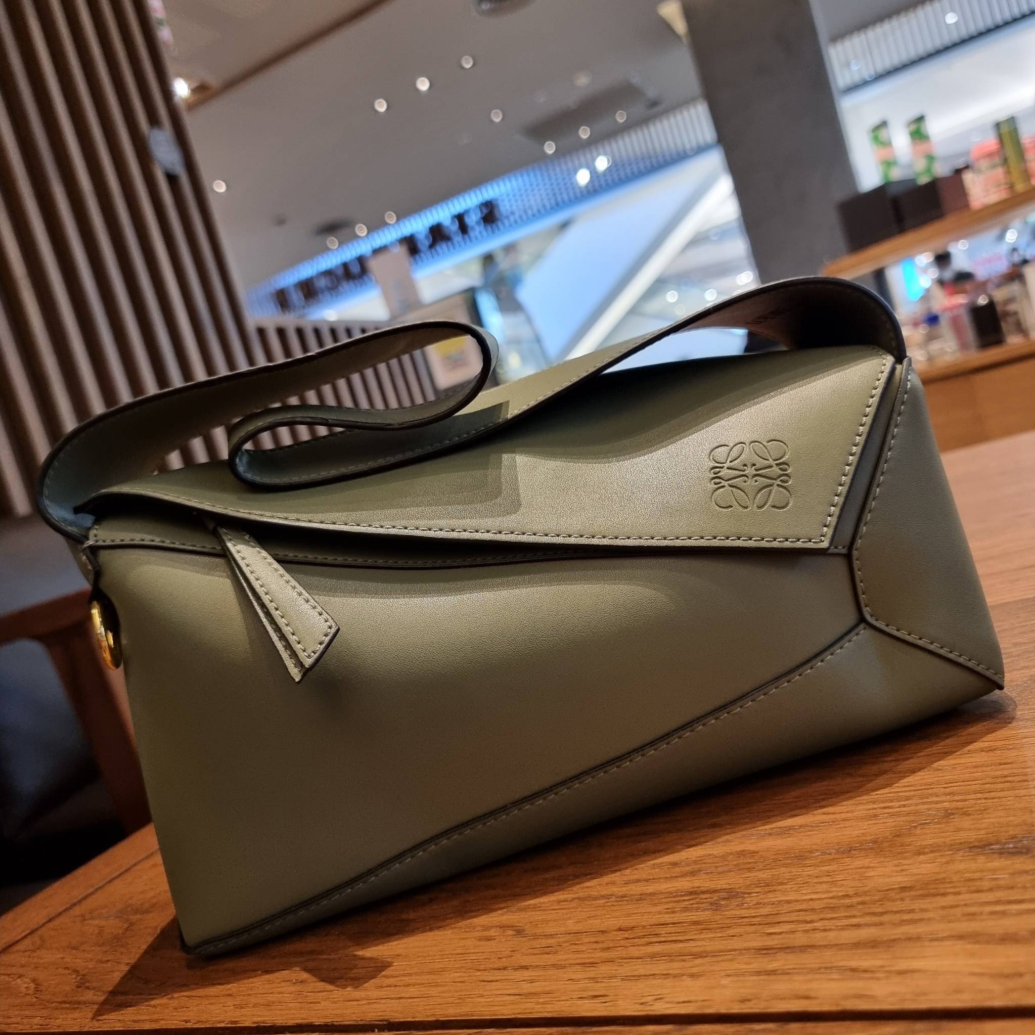 LOEWE PUZZLE HOBO BAG ใหม่ล่าสุด กับแบรนด์ที่มีดีไซน์โดดเด่นเป็นเอกลักษณ์ สวยหรูทุกรุ่นจริงๆ!! กระเป๋าสะพายโฮโบ ทรงสวย สไตล์พัซเซิลคลาสสิค วัสดุหนังวัวฟอกสี นิ่มมือ ฟินมาก!! เปิดใช้งานด้วยซิป ที่ภายในโล่งกว้าง ใส่ของสำคัญได้ครบไม่มีพลาด แบบสบายๆ มาพร้อมสา