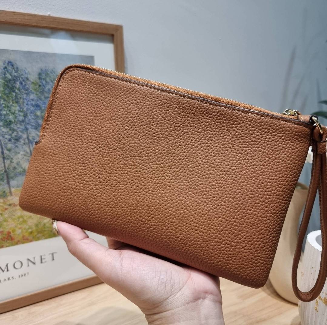 COACH DOUBLE ZIP WALLET IN SIGNATURE CANVAS / C5576 / C5610 / C7313 พร้อมส่ง 8 สี ใหม่ล่าสุด คอล 2023 กระเป๋าคล้องมือใบใหญ่ ดีไซน์ใหม่เล่นระดับ เพิ่มลูกเล่นและดีเทลให้ดูน่าใช้ยิ่งขึ้น