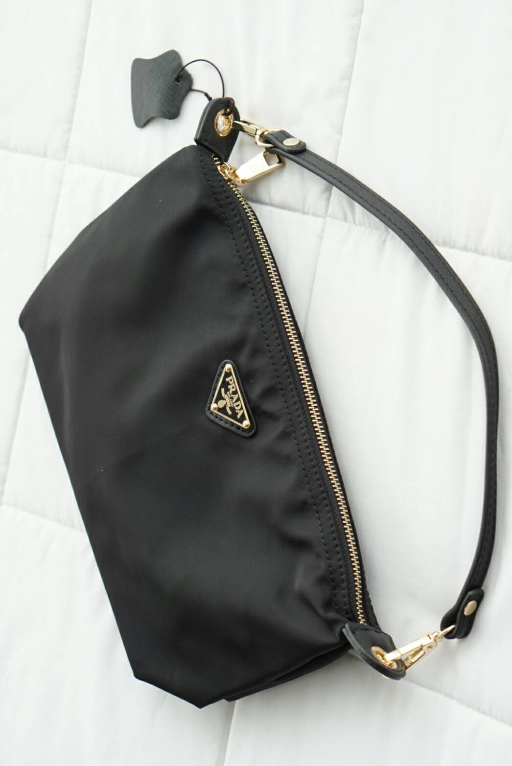Prada Nylon Mini Crossbody Bag เข้ารอบสุดท้ายแล้วน๊าา กระเป๋าสะพายข้าง ผ้าไนล่อนอย่างหนา งานสวยโลโก้ตามสีกระเป๋า ทรงถ่วงใช้ง่าย ทรงและสี ตามของแท้ชนช็อปเลย สะพายได้2สาย สั้น ยาว หรือจะถอดสายออกถือเปนคลัชก็ได้ ตามชอบกันไปเลย ใส่ของได้เยอะเลย ทรงยิ่งถ่วงยิ่