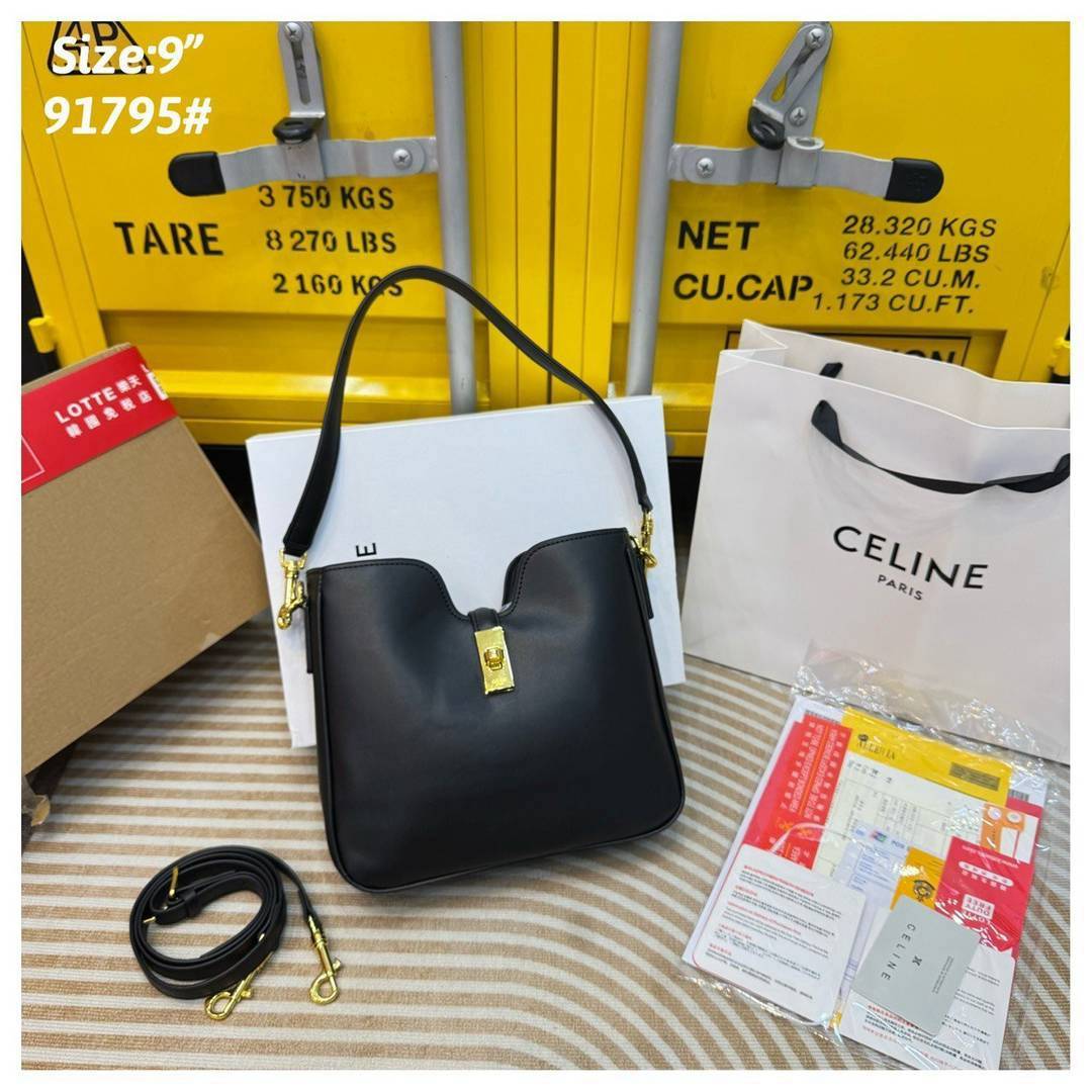 CELINE SMALL CAMILLE 16 SOFT BAG IN SMOOTH LEATHER กระเป๋าทรงโฮโบที่ตัวแม่ตัวมัมใช้กันเยอะสุดๆ ด้วยรูปทรงยอดนิยม สะดวกใช้ด้วยอะไหล่บิดล็อค สีทองสวยโดดเด่น