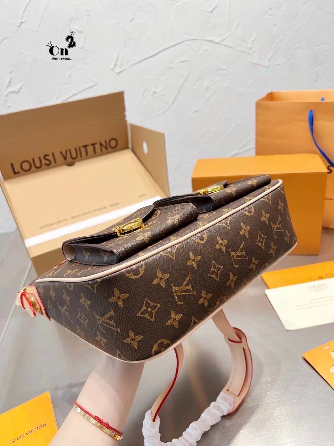 LV Hudson GM Monogram กระเป๋าสะพายสุดเท่ห์ไม่ซ้ำใคร Unisex ขนาดกำลังดี รูปทรงสวย ด้านหน้าโดดเด่นด้วยสกรีนโลโก้แบรนด์ วัสดุแคนวาส ผสมหนังแท้ ด้านในโล่งกว้าง มีช่องแยกย่อยไว้เก็บของสำคัญได้อย่างเป็นสัดส่วน จุของได้เยอะ พร้อมสายสะพาย ปรับระดับได้ตามการใช้งาน
