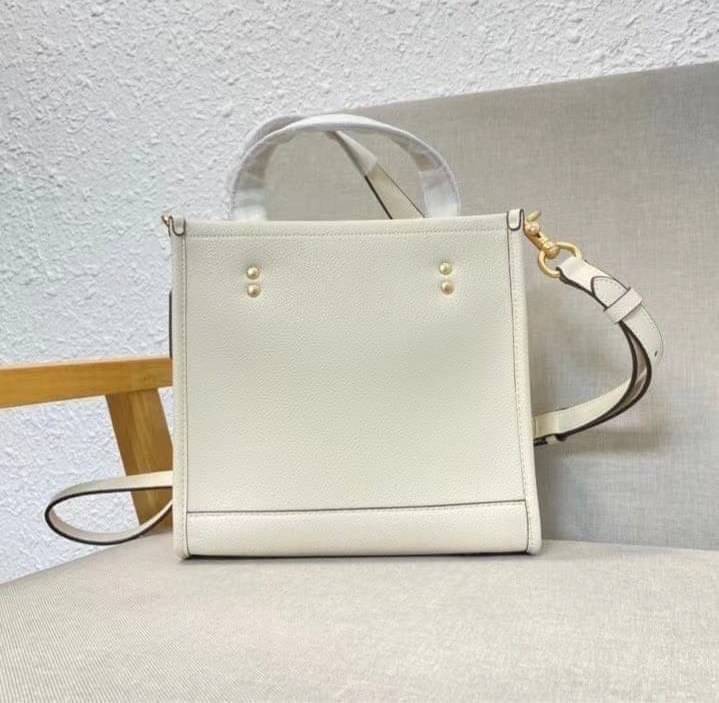 ใหม่ล่าสุด อดใจยังไงไหว COACH Dempsey Field Tote 22 C5268 โทนสีขาวล้วน ดำล้วน สุดคลาสสิก พร้อมส่งความสวยที่ไทยค่ะ! กระเป๋าทรง Tote ขนาดพอเหมาะลำตัว พกพาง่ายสะดวกได้กับทุกๆวัน ด้านหน้าปั้มโลโก้แบรนด์ตัวใหญ่สวยค่ะ;เปิดปิดกระเป๋าแบบกระดุมแม่เหล็ก ภายในใส่กระ