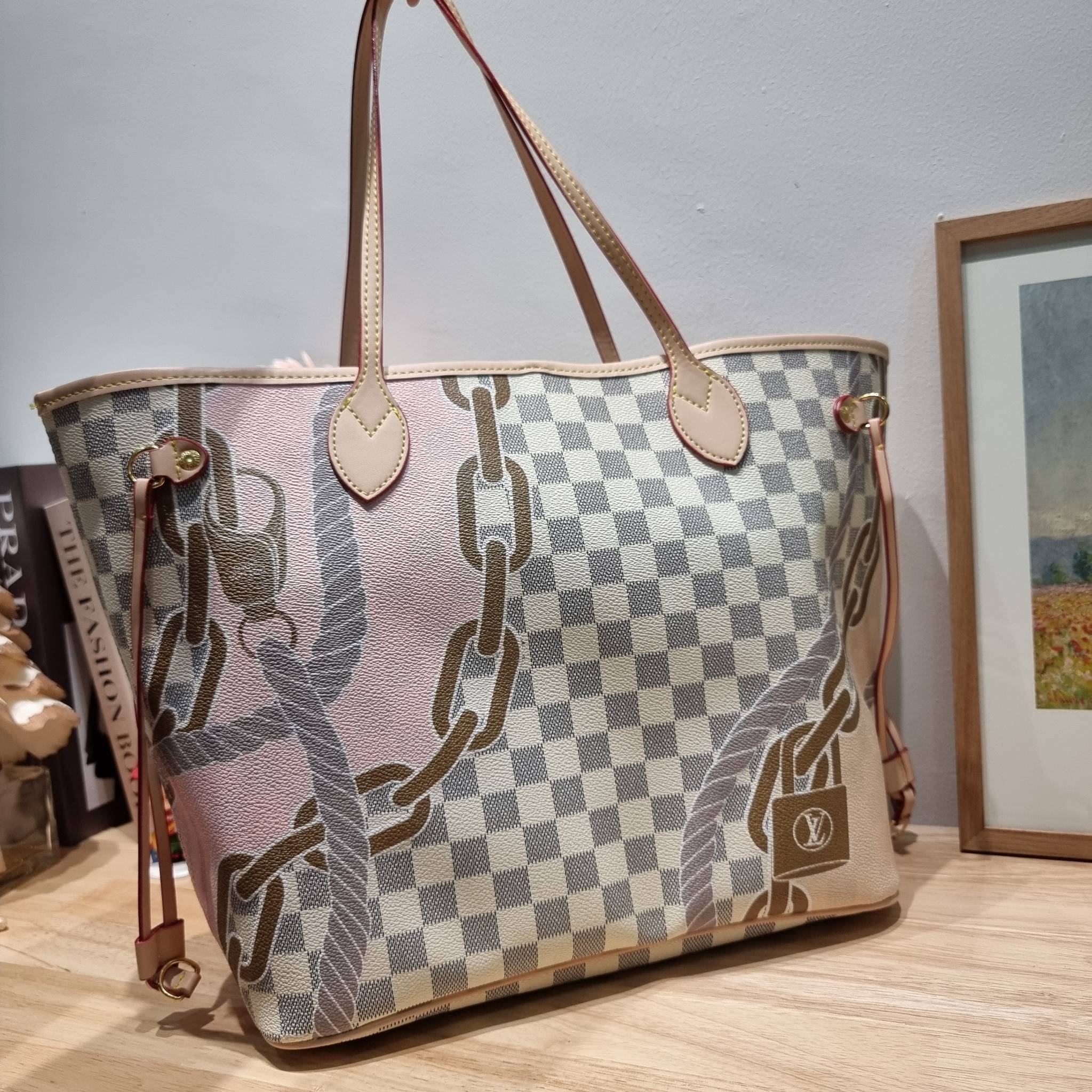 LV Neverfull MM Damier Azur คอลเล็คชั่น Spring Nautical / LV 2IN1 TOTE SET WITH NAUTICAL PRINT ดีไซน์ใหม่ต้อนรับฤดูร้อน กับกระเป๋าสะพายไหล่ใบใหญ่ทรง tote มาพร้อมใบลูก คลาสสิคที่สุด เป็นอีกรุ่นที่มีคนใช้เยอะมากๆ โทนสีละมุน