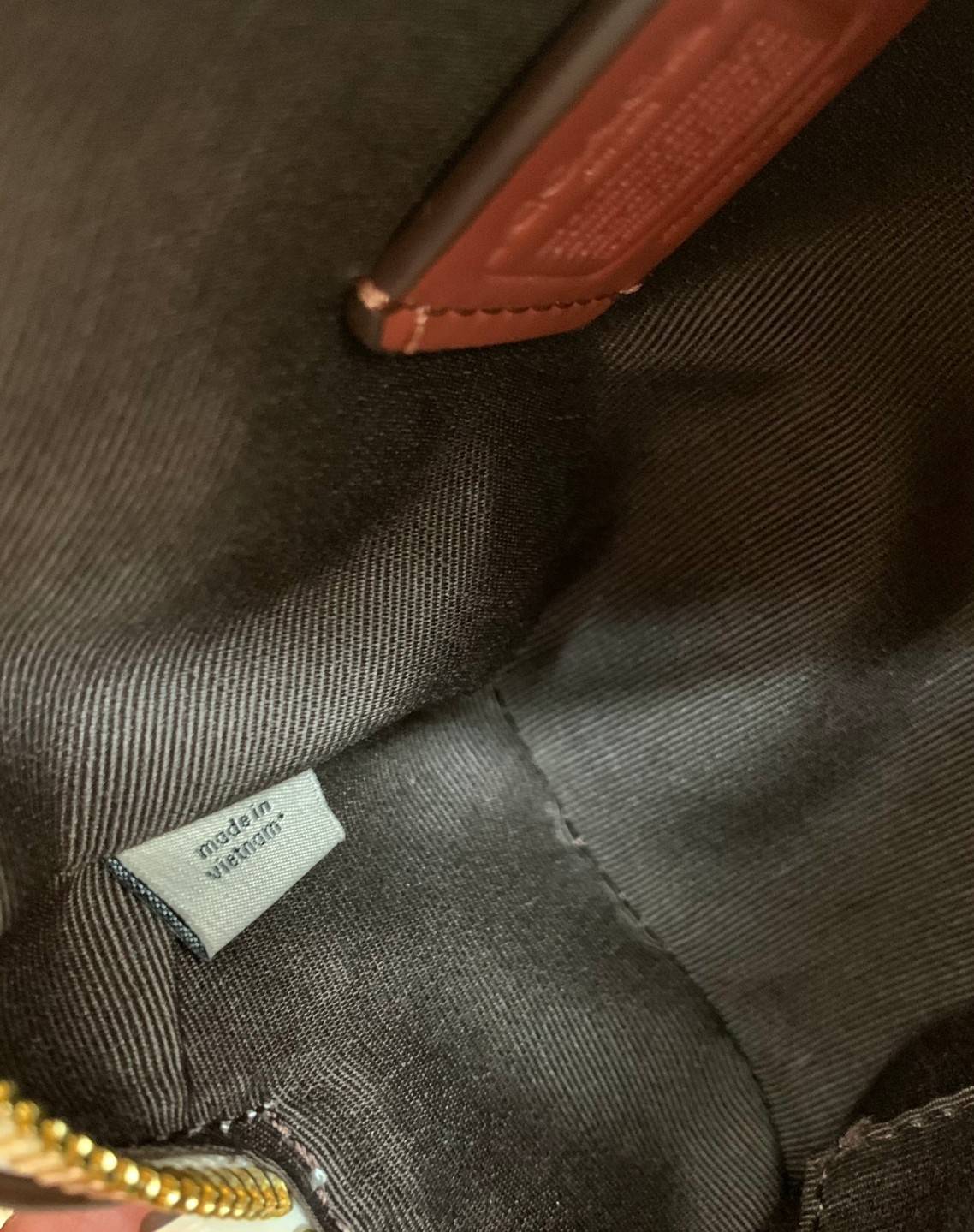 จิ๋วแต่แจ๋วไปเลยค่าา😘 COACH MICRO ROWAN CROSSBODY ((2300)) MINI พร้อมส่ง! บอกเลยสาวๆห้ามพลาด ใบจริงสวยมากๆค่ะ! กระเป๋าขนาดมินิๆ หนังCanvas ผสมหนังบายหูตรงหูหิ้วได้ลงตัวสวยวามมากๆเลยค่ะ//ด้านหน้ามีช่องซิปเล็กใส่เหรียญ เปิดปิดช่องหลักแบบซิป ภายในใส่