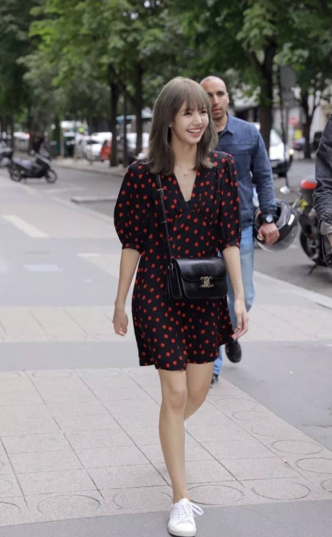 VIP 🥂 CELINE CLASSIQUE TRIOMPHE BAG IN SHINY CALFSKIN ไอเท็มสุดคลาสสิค ที่ขาดไม่ได้ กระเป๋าสะพายทรงสวยคลาสสิค แฝงความผู้ดี ที่ใช้ได้ทั้งชายหญิง วัสดุหนังแท้ เปิด-ปิดด้วยตัวกดล็อค สะดวกใช้มาก ภายในเป็นช่องโล่ง เก็บของได้เป็นสัดส่วน และยังมีช่องซิปใ