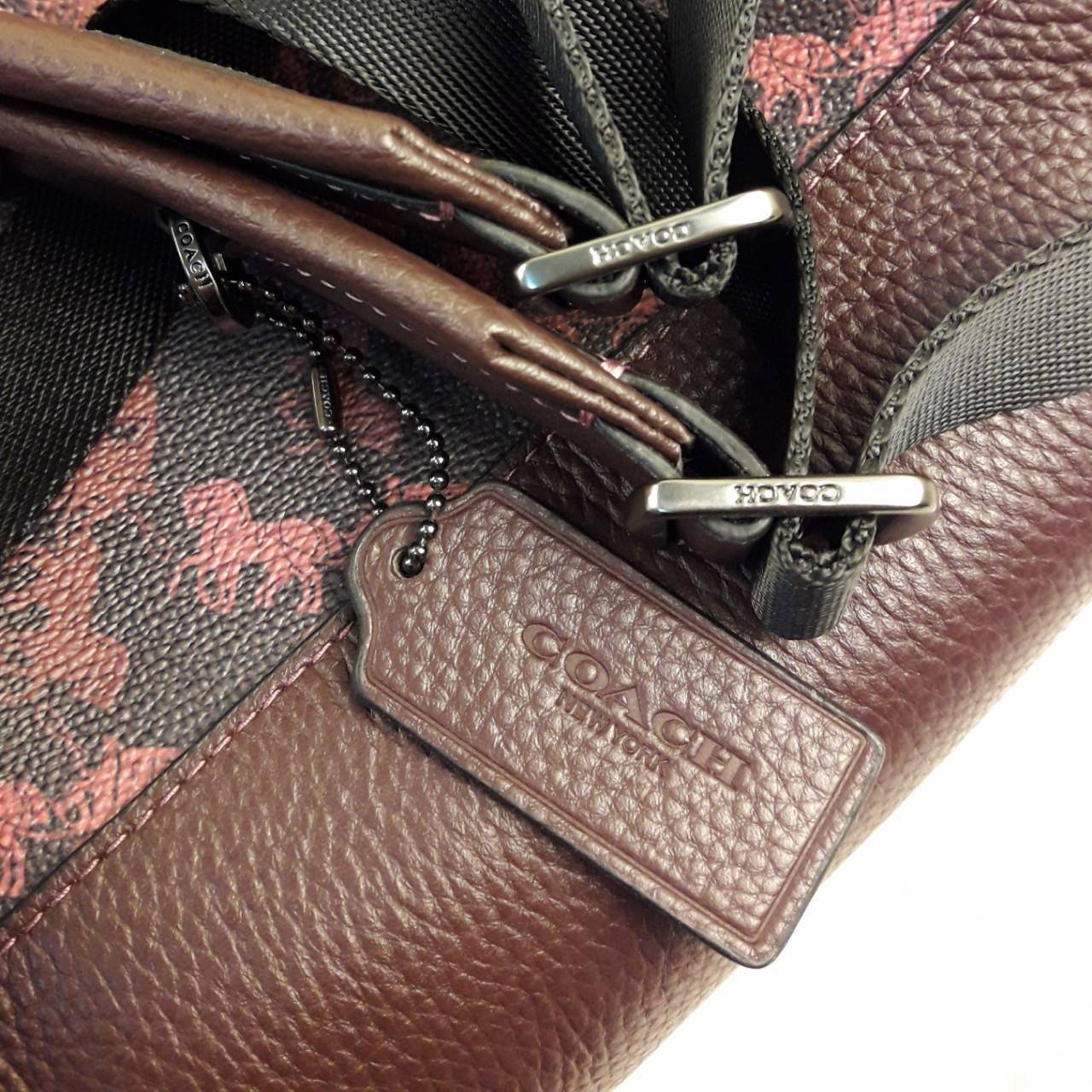 OUTLET 】COACH Barrow Backpack With Horse And Carriage Print And Hearts Oxblood (F79024) โดดเด่น ไม่จำเจ แถมใช้ดีไปอีก< 🌹สวยโดดเด่นอย่างลงตัว💃💃พลาดแล้ว พลาดเลยจ้ารอบนี้ // เป้รุ่นใหม่ canvas ผสมหนังแท้คุณภาพดี หนังนิ่มมือมากๆ ขนา