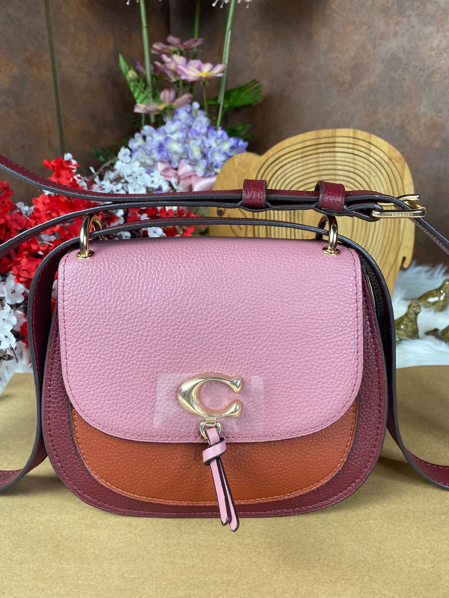 OUTLET 】COACH REMI SADDLE BAG IN COLORBLOCK ((1330)) รุ่นแนะนำ คลาสสิคน่าใช้มากๆ วัยใสๆใช้ดีค่ะ 😘 พร้อมส่งที่ไทยอีกครั้ง! กระเป๋าสะพายข้าง//ครอสบอดี้ร์//หรือทบเป็นสายคู่สะพายไหล่ได้ค่ะ แล้วแต่ชอบเลยค่ะ! วัสดุหนังแท้ ลายหนังสวยมากๆค่ะรุ่นนี้ หลงรัก