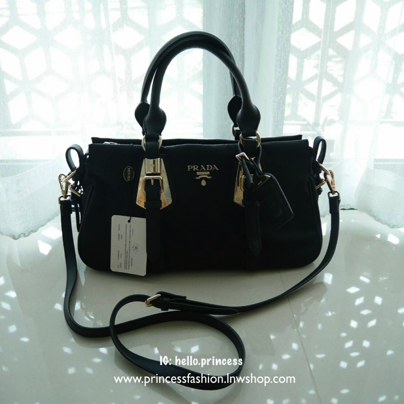 รุ่นขายดีที่สุด ถือแล้วหรูมาก กระเป๋าสะพายทรง Handbag จากงานพรีเมี่ยมกิ้ฟ แบรนด์ PRADA ของแท้100% เป็นกระเป๋าผ้า Nylon สลับหนัง PU จุของได้เยอะ สะพายไหล่ได้ เปิดปิดด้วยซิป ถือก็สวยๆ มีสายยาวค่ะ ใช้แล้วสวยมากๆคุ้มเกินราคารับประกัน รีบช้อปก่อนหมดน้า Don&apo