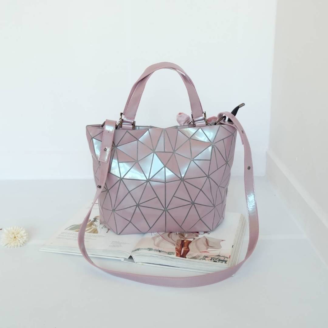 David Jones กระเป๋าสะพายข้างดีไซน์เกร๋มาก สีสวยหรูมาก ขนาดกะลังดีเลย ปรับทรงได้ 2 แบบ น่ารักมาก สี Rose pearl สวยที่สุด มาพร้อมกระต่ายเข้า set เลิศคะ