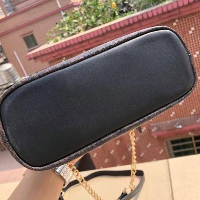 NORA KISSLOCK CROSSBODY (COACH C1451) ครอสบอดี้รุ่นนี้ น่ารักมากค่ะ ขนาดกำลังน่ารักเลยค่ะ ลูกคุณมากๆ ไม่เล็กและไม่ใหญ่มากเกินไป รุ่นนี้สามารถถอดสายสะพายได้ค่ะ ใส่ไอโพนตระกูลพลัสได้ ใส่กระเป๋าสตางค์ใบเล็กได้สบายๆเลยค่ะ