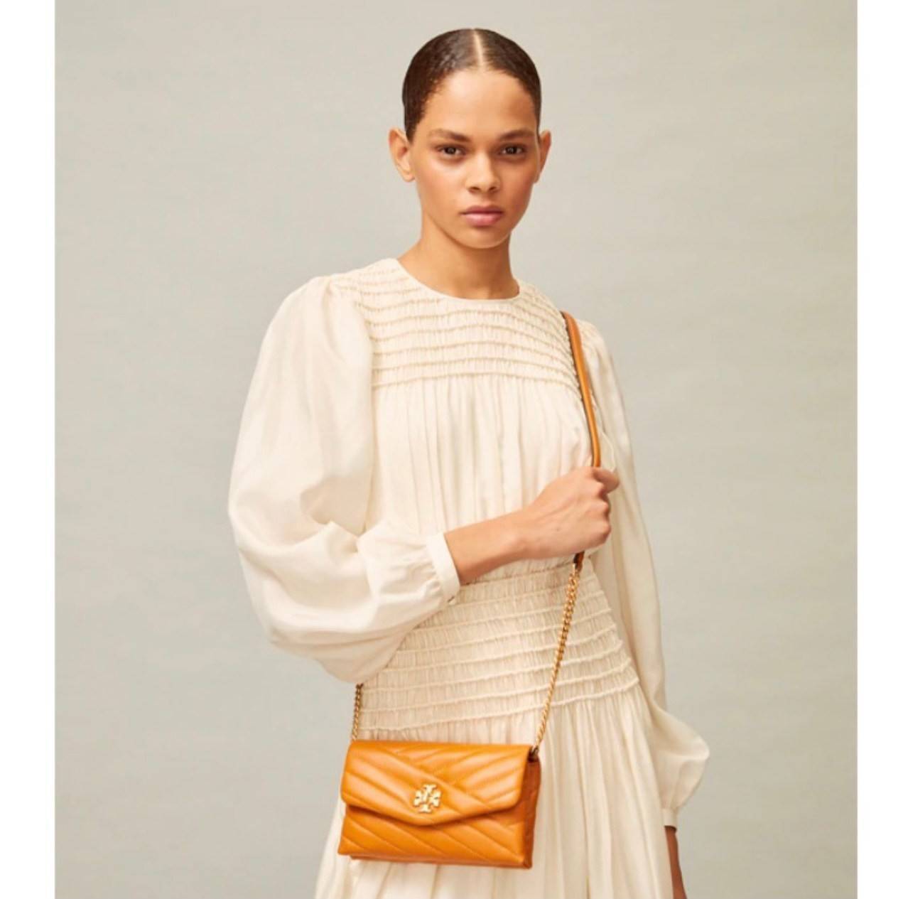 ของแท้ 💯% 】Tory Burch Kira Chevron Chain Wallet Bag เน้นความเรียบหรูดูแพง ต้องยกให้รุ่นนี้ ซึ่งมีขนาดกะทัดรัด ให้ลุคสาวมั่น Active ดูทะมัดทะแมง เหมาะสะพายในวันลำลอง และด้วยความที่เป็นแบรนด์ของทอรี่