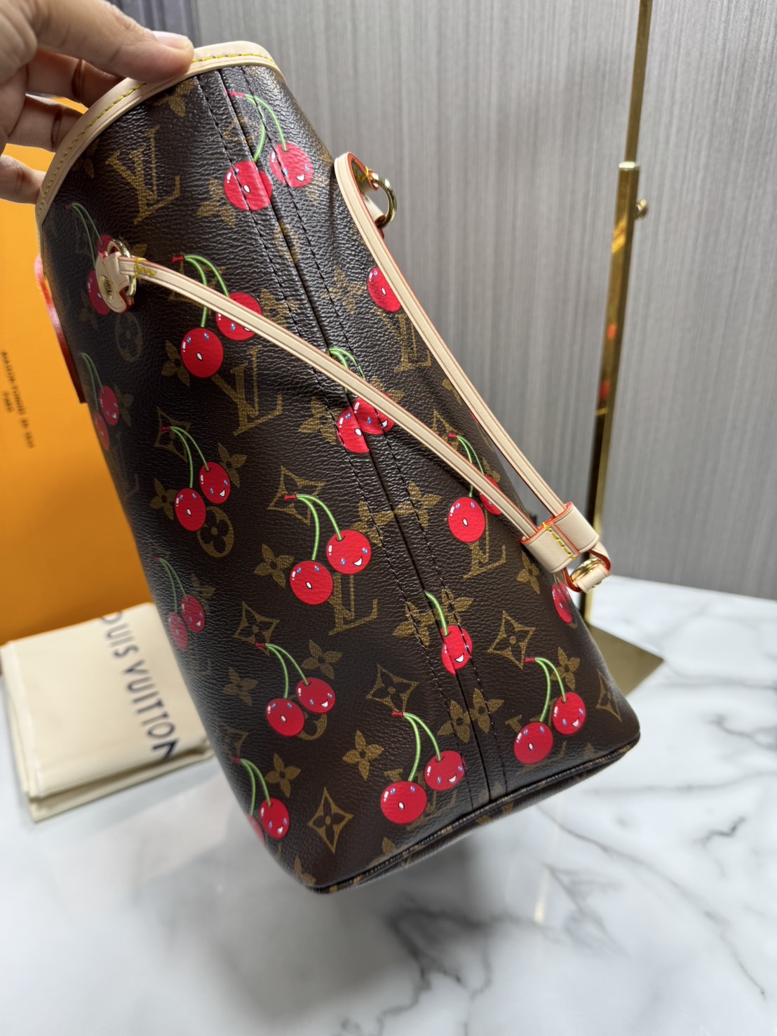 TOP ORI หนังแท้ | LV x TM - Neverfull MM Bag Monogram cherry canvas กระเป๋าสะพายทรงโท้ทเอกลักษณ์ที่หรูหรา Monogram แคนวาสคลาสสิกตกแต่งดีเทลลายเชอร์รี่สีสันสดใส ปรับลุคให้มีชีวิตชีวาอีกครั้งด้วยธีมแสนสนุก