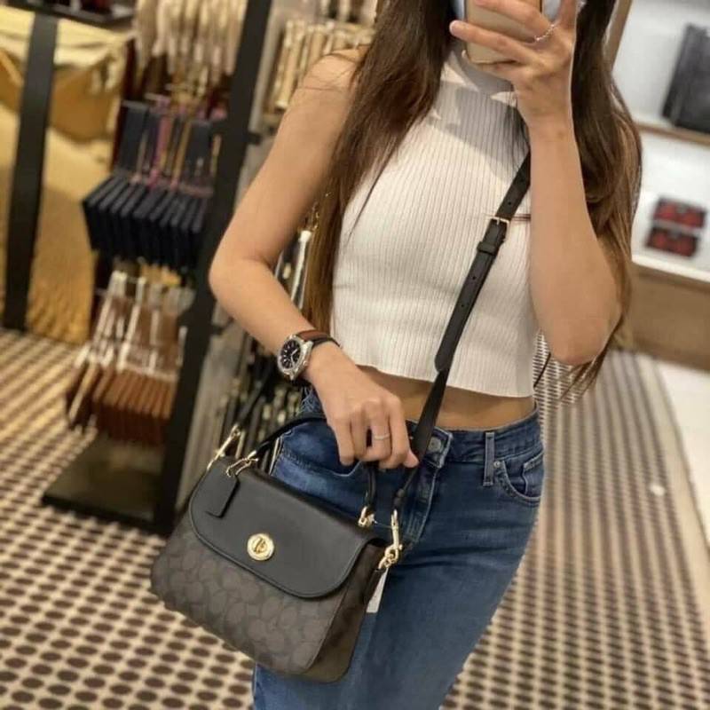 COACH C1765 MARLIE TOP HANDLE SATCHEL IN SIGNATURE CANVAS กระเป๋าถือ/สะพายข้าง มีดีไซน์ยูนีค โดดเด่น ตกแต่งโลโก้ด้านข้างอะไหล่ทอง สวยคลาสสิคด้วยวัสดุแคนวาสสลับหนังแท้ เปิด-ปิดด้วยตัวล็อคแน่นหนา ภายในเป็นช่องโล่ง ใส่ของได้ครบครัน มาพร้อมหูจับในตัวและสายสะพ