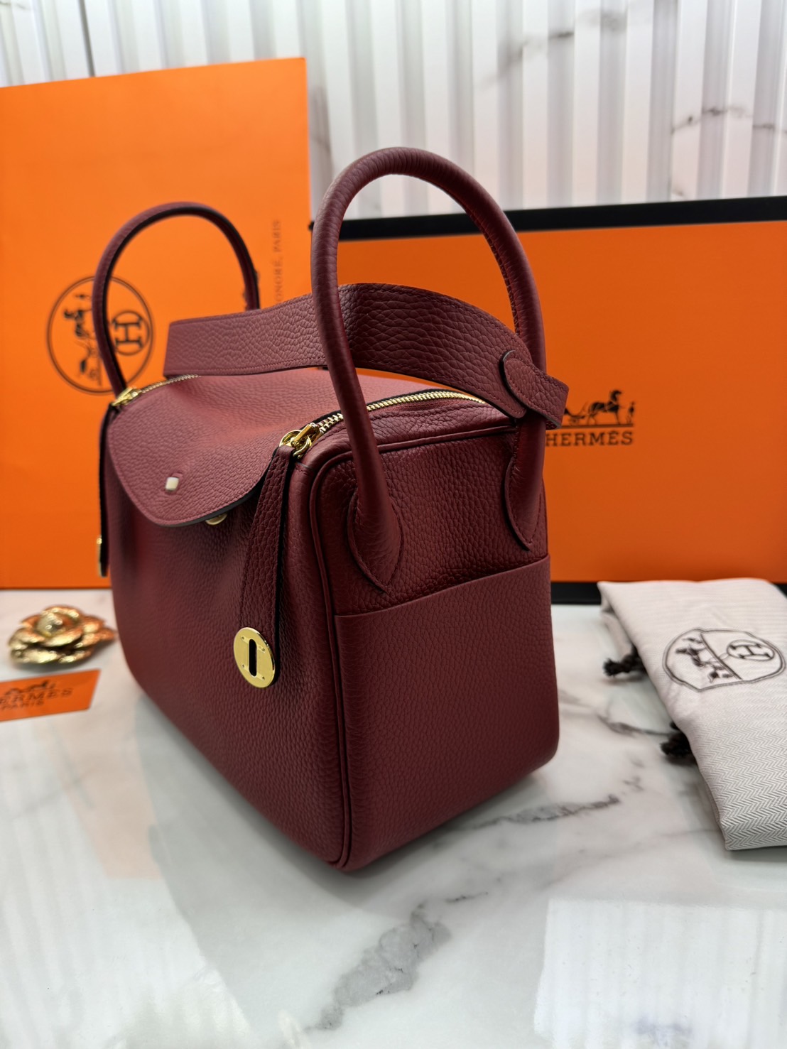 พร้อมส่ง 15 สี HERMES Lindy 26 bag กระเป๋าทรงโท้ทหนังสวยอย่างดี เอกลักษณ์ของความเรียบหรูไฮคลาสอย่างสมบูรณ์แบบ เกรดออริ สลับแท้ งานสวยตามรูป ใช้งานต่างประเทศได้