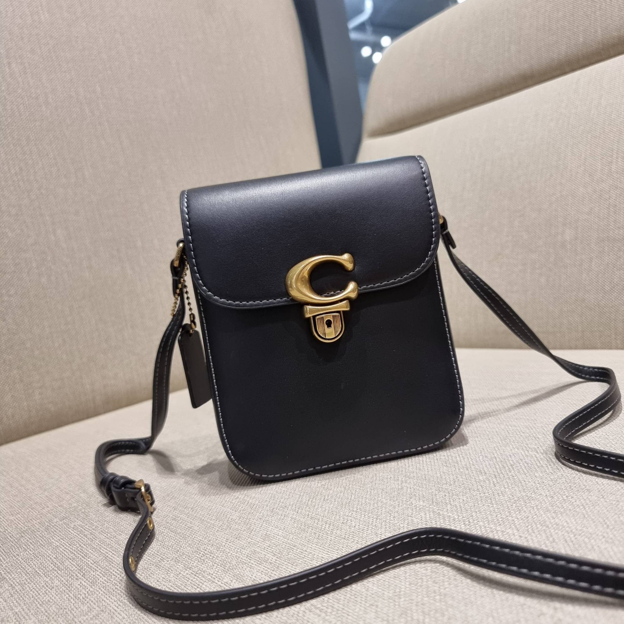 COACH CA057 TALL STUDIO CROSSBODY กระเป๋าสะพายข้างไซส์มินิ ดีไซน์ลูกคุณหนู น่ารักที่สุด!! น่าใช้ไม่อยากวาง!! ดีไซน์รูปทรงกำลังสวย ใช้งานสะดวกด้วยตัวกดเลื่อนล็อค วัสดุหนังแท้ สวยคม มาพร้อมสายสะพายข้างในตัว ใส่ของสำคัญแบบพกพาสะดวก ดีต่อใจจริงๆใบนี้ แนะนำไม่