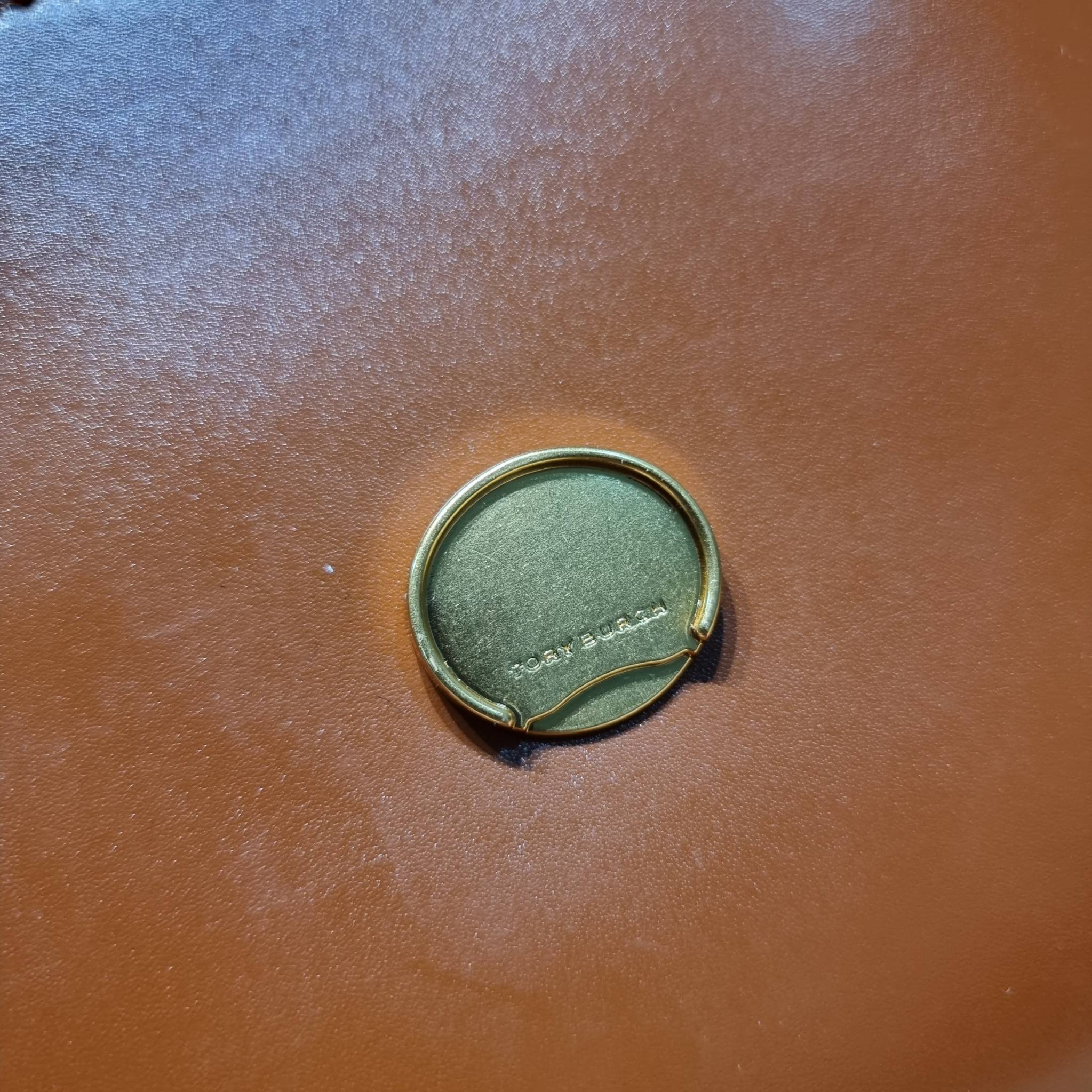 TORY BURCH ROBINSON SPAZZOLATO CONVERTIBLE SHOULDER BAG คอลเลคชั่นใหม่ สวยก่อนใคร ในราคาสุดคุ้ม! กับกระเป๋าสะพายไหล่ ดีไซน์สุดหรู หนังแก้วเงาสวยคม สีผู้ดี รูปทรงใช้งานได้ทุกลุค