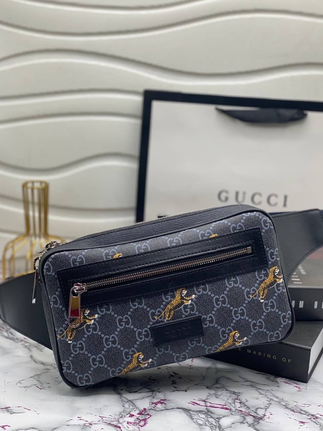 หนังแท้ GUCCI TIGER Belt Bag / GG Belt Bag / GG Supreme Belt Bag คอลเลคชั่นฉลองปีเสือ โดดเด่นด้วยลายพรินท์ ไม่เหมือนใคร ไอเท็มที่หนุ่มๆเรียกร้อง กระเป๋าคาดอก/คาดเอว สายสะพายปรับได้ สายสปอร์ต สายแคมป์ปิ้ง หรือจะสายไหน ใบนี้ตอบโจทย์ทุกลุค ง่ายๆเท่ๆ สุดคุ้ม!