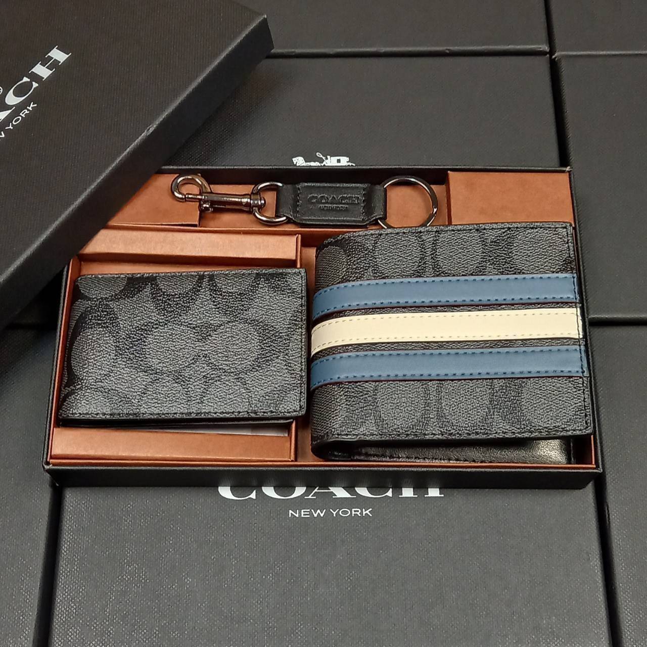 COACH 3-IN-1 WALLET IN SIGNATURE CANVAS WITH VARSITY STRIPE WITH KEY FOB LIMITED BOX(COACH F26072)🍁กระเป๋าสตางค์ มี ID ใบลูก สำหรับใส่บัตรแยก มีพวงกุญแจ ใช้แล้วดูหล่อสุดๆ🔸️**จะใช้เอง หรือเป็นของขวัญให้คนสำคัญ ก็ตอบโจทย์มากๆ **รับประกันว่า 