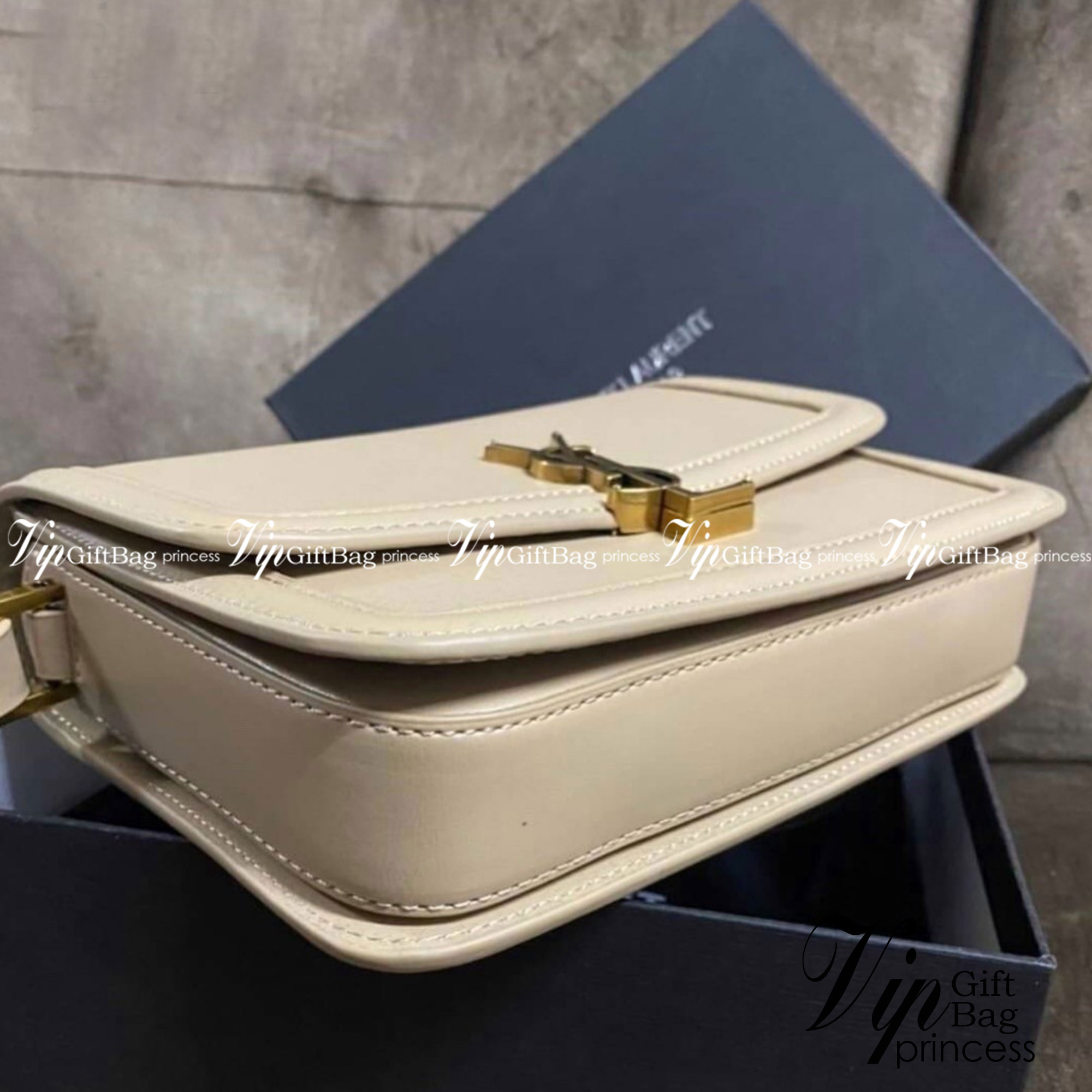 ไอเท็มขึ้นแท่น the best seller!! YSL SOLFERINO SATCHEL LEATHER / YSL crossbody bag กระเป๋าสะพายข้าง โลโก้โดดเด่น ดีเทลดูแพงด้วยตัวล็อค ใช้งานง่าย แน่นหนา งานหนังสวยเต็มใบ ภายในเป็นช่องโล่ง ใส่ของสำคัญได้เลยสบายๆ สายสะพายครอส ปรับใช้ได้ตามตัว ใบจริงสวยคม ร