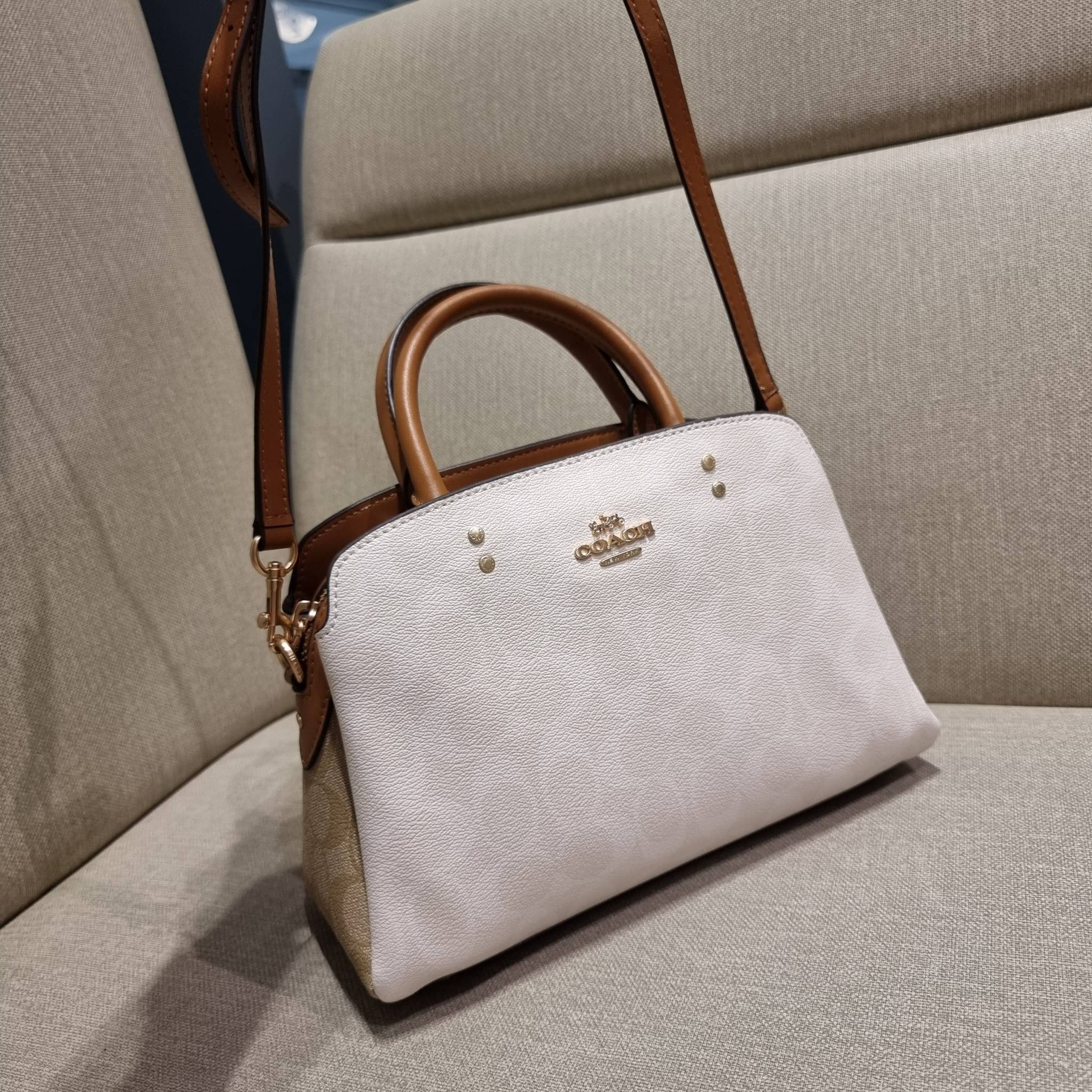 COACH C627 MINI LILLIE CARRYALL IN BLOCKED SIGNATURE CANVAS สีใหม่ล่าสุด กับรุ่นที่สุดของความขายดี คอลยอดฮิตโทนสีลูกคุณ!! กระเป๋าสะพายทรงสวย ที่ดีไซน์ออกมาให้ใช้งานง่าย สะดวก สวย หรู ดูดี!! วัสดุหนังแคนวาสเคลือบลาย มาพร้อมสายสะพายข้างและหูจับในตัว ถอดออกถ