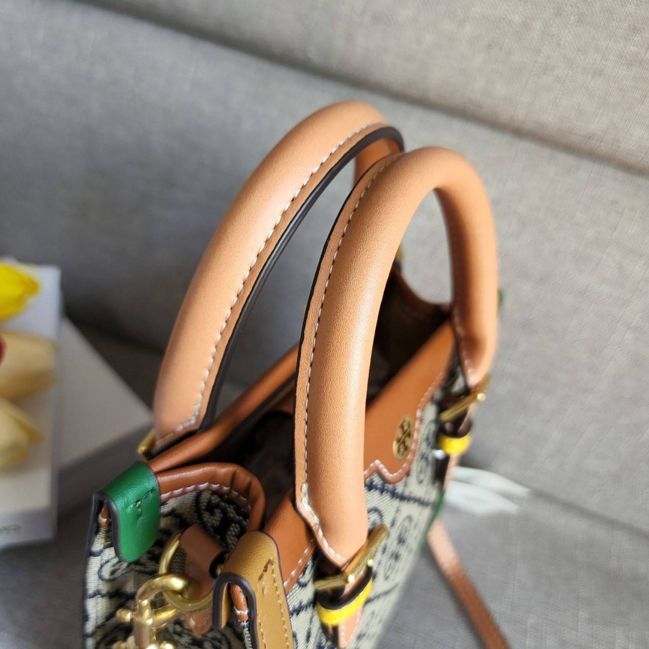 TORY BURCH T MONOGRAM COLORBlOCK JACQUARD MINI TOTE คอลเลคชั่นใหม่ล่าสุด ครอบครองก่อนใคร ไอเท็มยุคนี้รุ่นที่ควรมีติดตู้คะสาวๆ วัสดุ jacquard สลับหนังแท้ หูจับ มาพร้อมสายสะพายข้างหนังแท้ ปรับระดับได้ สายสามารถถอดออกได้ ภายในเป็นช่องโล่ง ใส่มือถือได้ กระเป๋