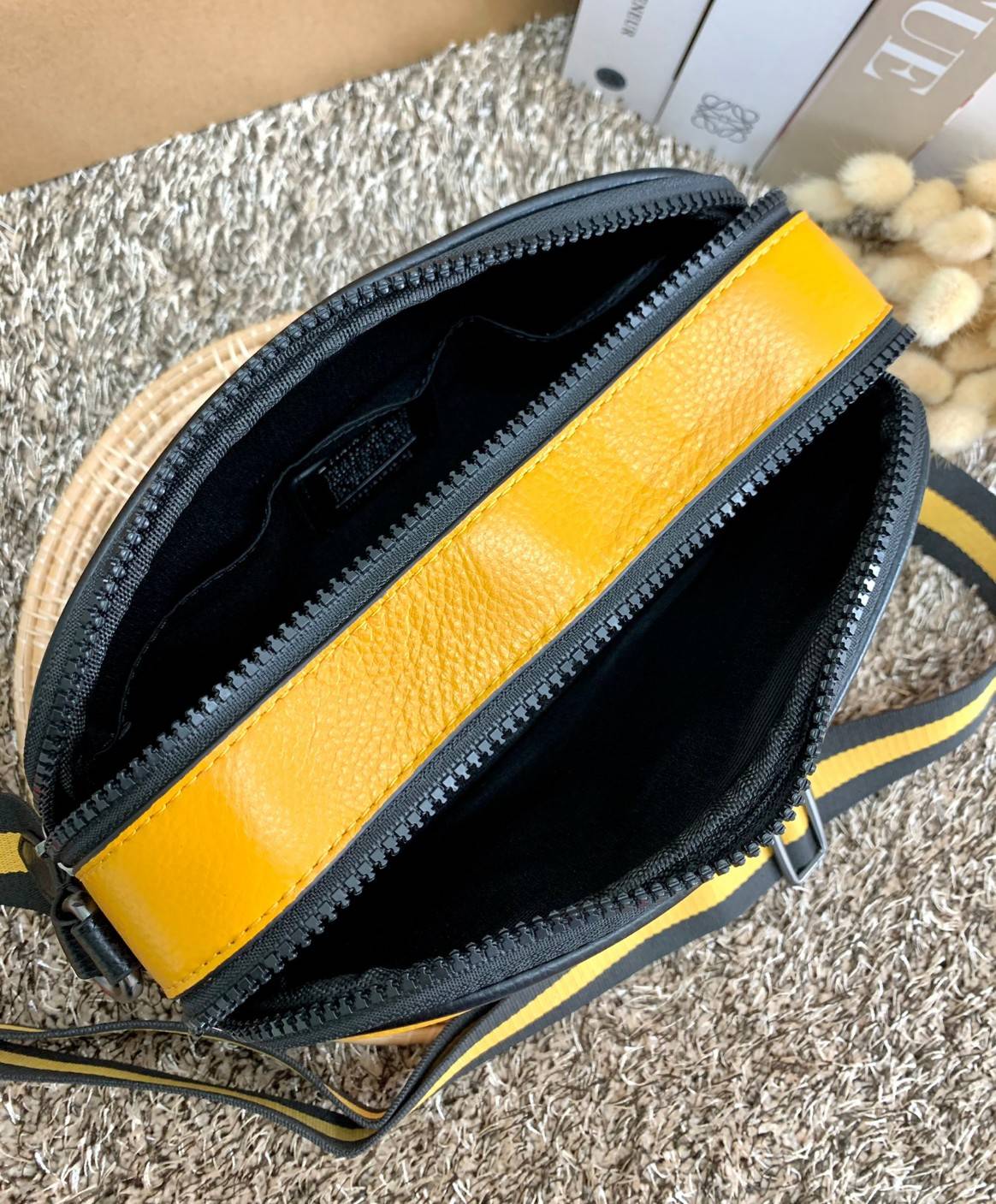 COACH X PEANUTS GRAHAM CROSSBODY WITH CHARLIE BROWN ((C4026)) พร้อมส่งที่ไทย สวยก่อนใครแน่นอน จำนวนจำกัด!! กระเป๋าสะพายแบบครอสบอดี้ร์ รุ่นนี้ใช้ได้ทั้งชาย//หญิงเลยนะคะ หนังแท้ลายหนังนิ่ม สวยงามมากๆ ด้านหน้ามีตัวการ์ตูนเป็นจุดเด่นของรุ่นเลยค่ะ ใช้งานแบบสอง