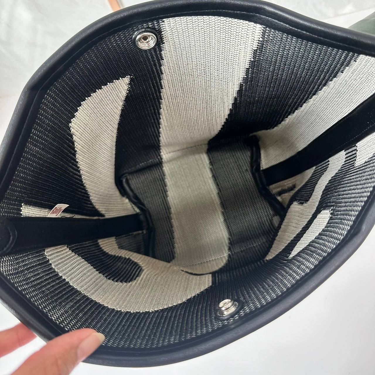 Rally movement the bag Knit Black เป็นไอเท็มที่ฮอตสุดๆแห่งปีจริงๆ กับกระเป๋าทรงบัคเก็ต น้ำหนักเบาๆ ฮอทติดลมบน จุของได้แบบหนำใจ ทอลายโลโก้ด้วยเทคนิค Sturdy Stretch Knit