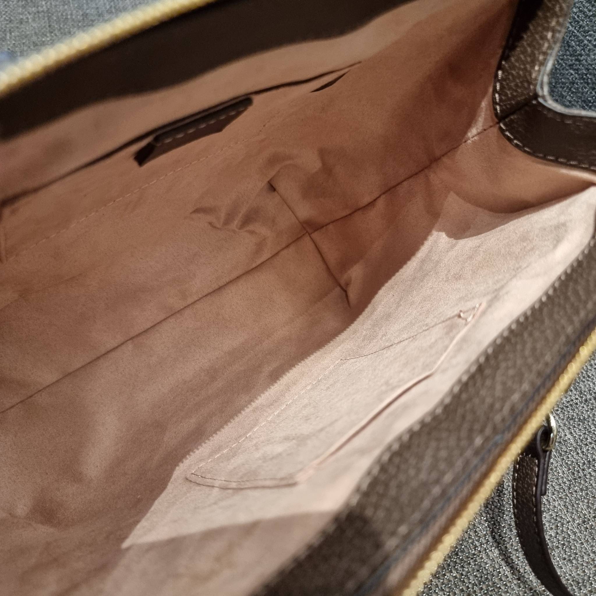 GUCCI Ophidia Small GG Tote Bag GC CLASSIC SMALL TOTE BAG WITH GWP กระเป๋าถือ/สะพาย อีกรุ่นหายาก ที่คงความสวยคลาสสิค และเรียบหรู วัสดุหนังแคนวาส ดีไซน์แถบคาดโดดเด่น รูปทรงสวยน่าใช้มากๆ สะพายขับผิว เปิด-ปิดกระเป๋าด้วยซิป หัวซิปตัว G อะไหล่สีทอง ภายในโล่งกว