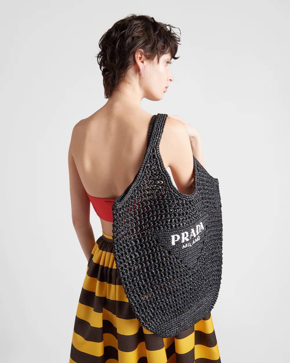 PRADA RAFFIA TOTE BAG สวยไม่ซ้ำใคร สไตล์บีช เหมาะมากกับการสะพายไปเที่ยวทะเล หรือจะใช้ในวันสบายๆก็ตอบโจทย์ กับกระเป๋าสะพายสานใบใหญ่ ตัวกระเป๋าเป็นวัสดุสังเคราห์จากธรรมชาติ