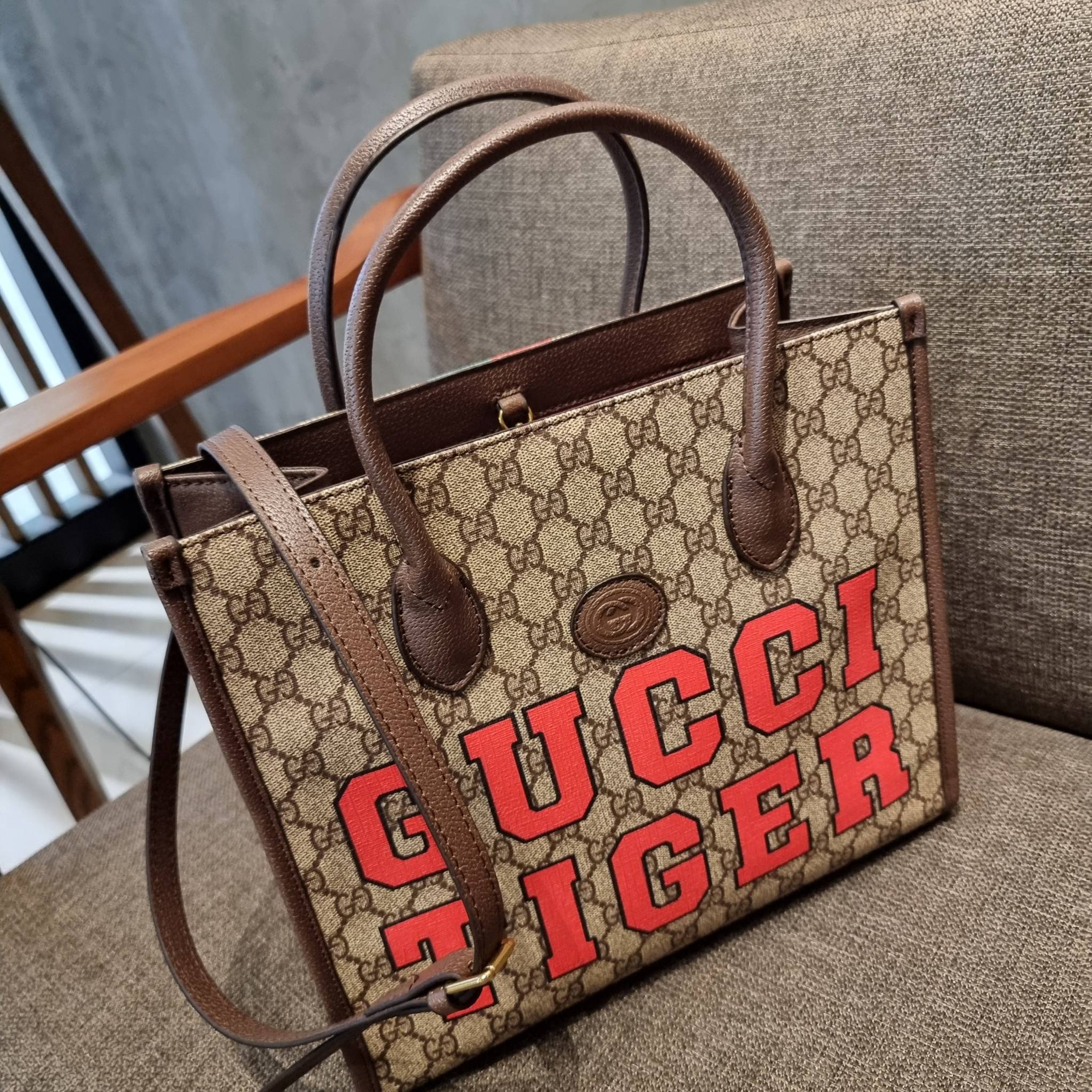 GUCCI Tiger GG small tote ใบใหญ่ ร้อนแรงไฟลุก!! ต้อนรับปีเสืออย่างเป็นทางการ จัดให้แบบเลิศๆ กับกระเป๋าทรงโท้ท วีไอพีพรีเมี่ยมกิ๊ฟ ไซส์ใหญ่ โดดเด่นด้วยจัมโบ้ฟอนท์ สวยเอกลักษณ์ วัสดุหนังแคนวาส ภายในโล่งกว้างมาก ใส่ของแบบแน่นๆ จุๆไปได้เลย หมดห่วง!! และยังมีส