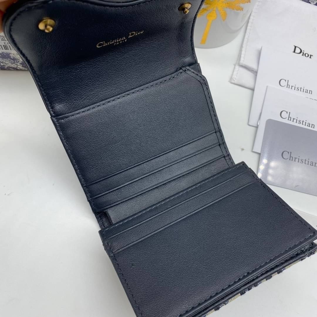 ORI 🥂 DIOR Wallet Saddle Lotus / Dior tri-fold wallet เกรดออริจินอล กระเป๋าสตางค์ 3 พับ วัสดุหนังแท้ และผ้า Jacquard อย่างดี ทอสวยงามที่สุด มีช่องใส่เหรียญมีซิปปิด ใส่การ์ด ใส่ธนบัตรได้ ครบเลยค่ะ ผสมผสานความสง่างามและคลาสสิกที่เข้ากับยุคสมัย ด้านห