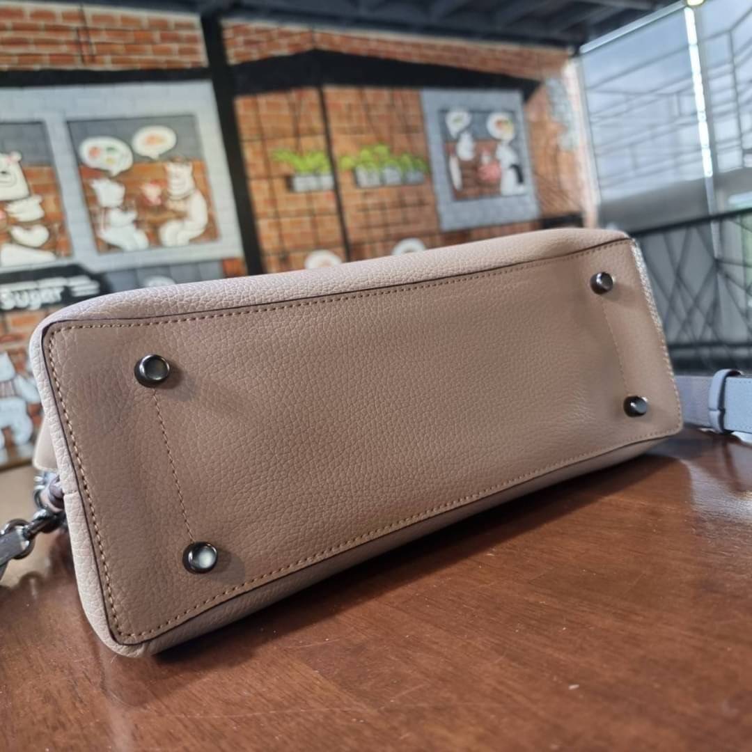 COACH WILLOW SHOULDER BAG ((C2745//C2590//C2621)) พร้อมส่งที่ไทย รุ่นแนะนำค่ะ🔥🔥 🔺กระเป๋าหิ้ว//คล้องไหล่//สะพายข้าง สุดคุ้ม! หนังแท้ชั้นดี ได้ไปหลงรักแน่นอนค่ะ หนังสวยมากๆ😘 🔺ตัวกระเป๋าแบ่งเป็นสองช่องหลัก ด้านนึงเป็นแ