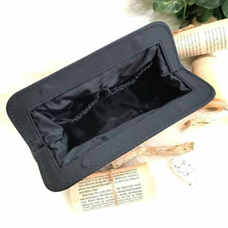 PRADA CANDY COSMETIC BAG GIFT WITH PURCHASE (GWP) จากเคาน์เตอร์ต่างประเทศรุ่น Limited Satin Material ทรง cluth ขนาดกำลังน่ารัก ด้านหน้ามีโลโก้ brand เปิดปิดด้วยแถบเเม่เหล็กซ่อนที่ปากกระเป๋า ซับใน Polyester มีช่องแบ่งสามารถใส่เครื่องสำอางค์ เครื่องเขียน เค