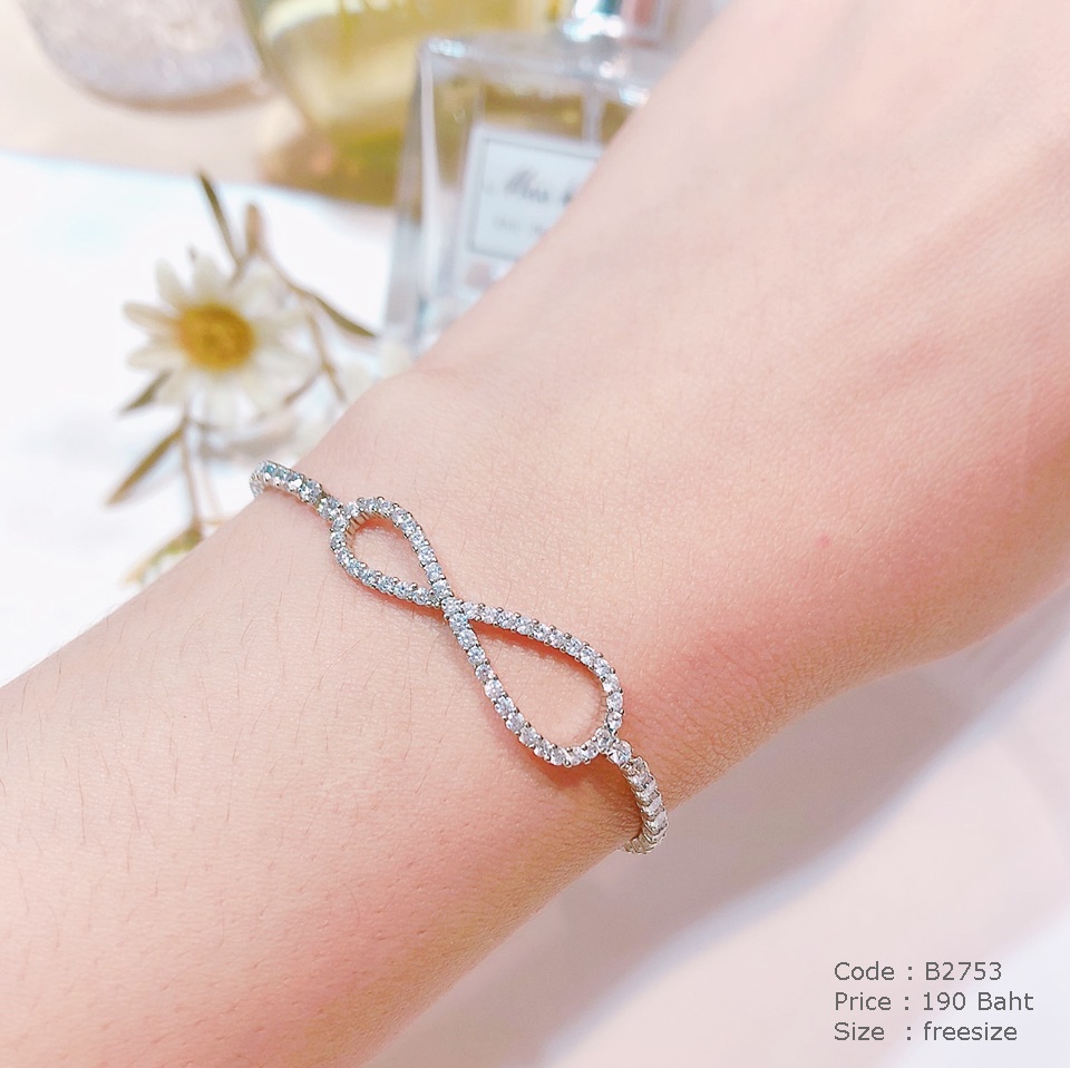 สร้อยข้อมือฝังเพชร จี้ infinity ตัวเรือนสีเงิน